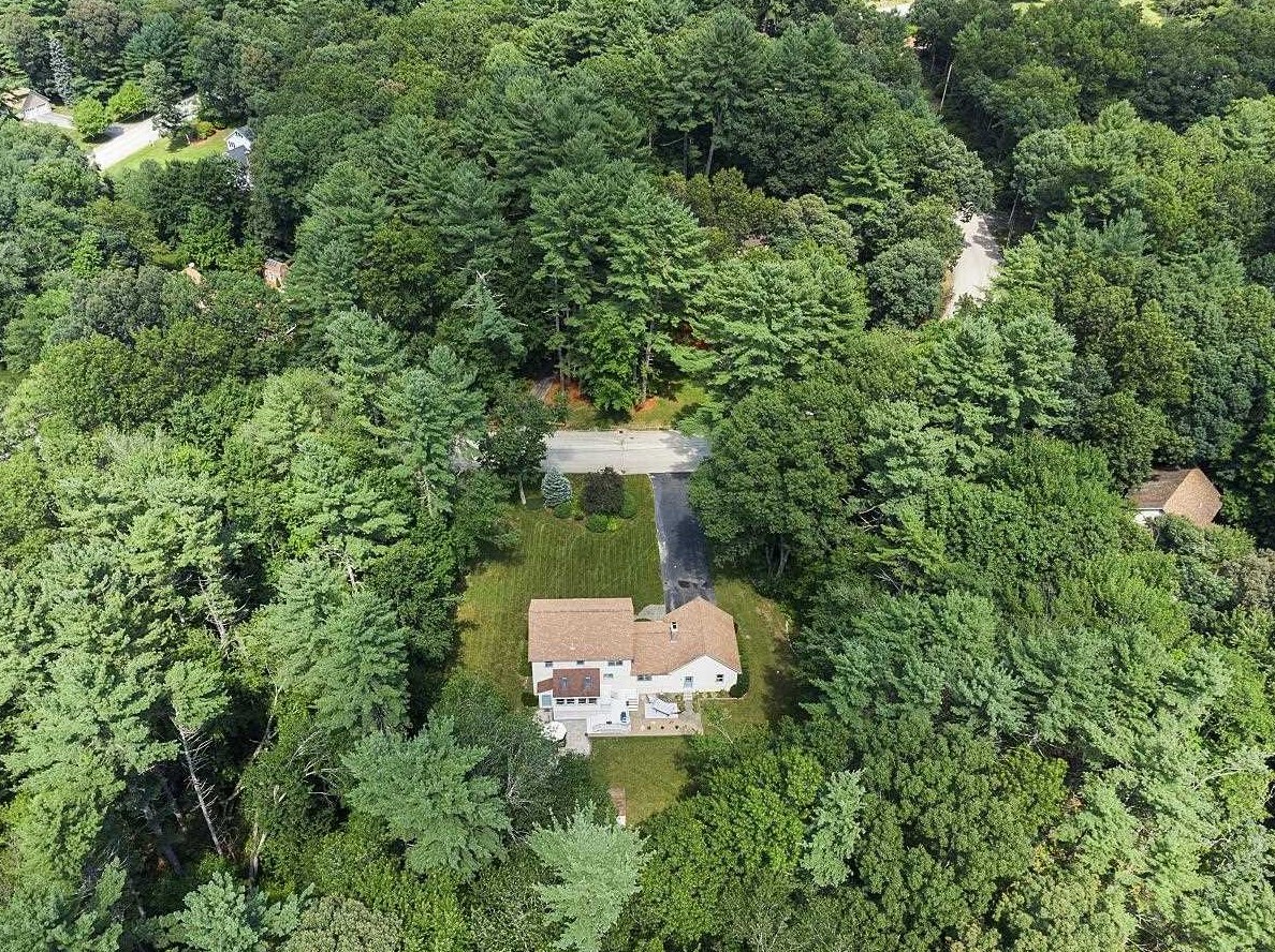 10 Anna Louise Dr, Hudson NH  03051-5401 exterior