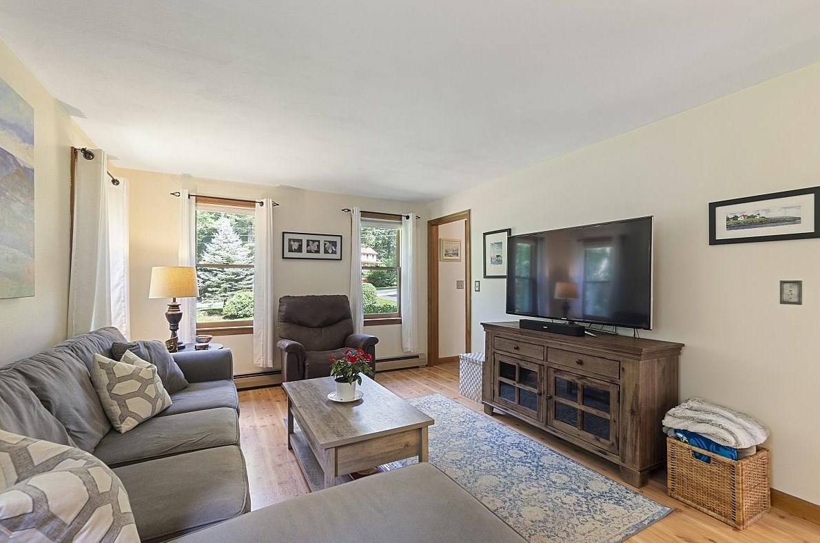 10 Anna Louise Dr, Hudson NH  03051-5401 exterior