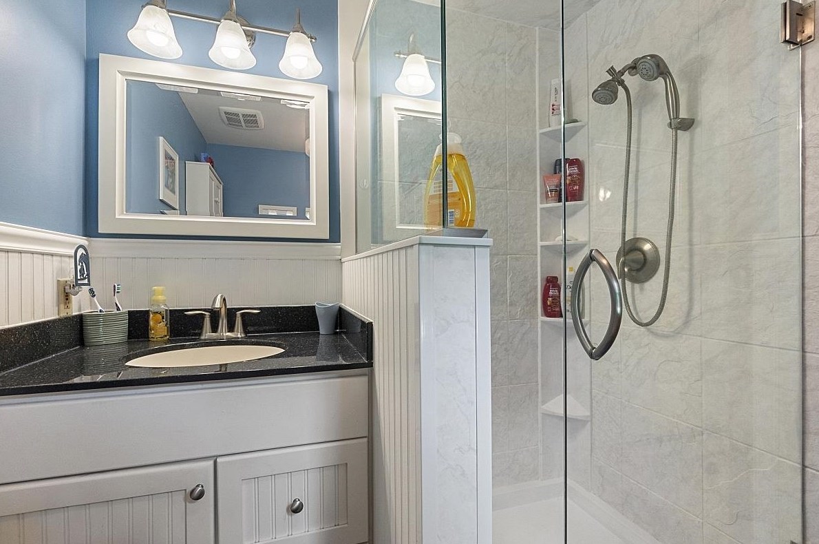 10 Anna Louise Dr, Hudson NH  03051-5401 exterior