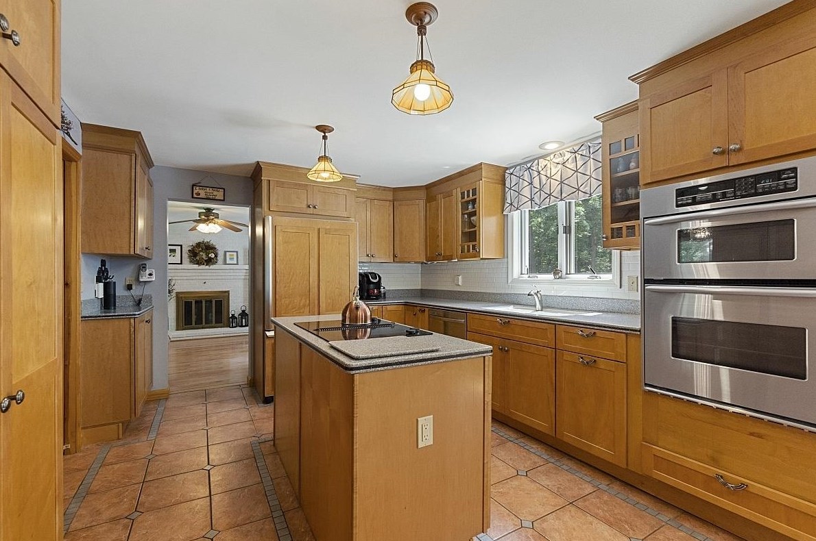 10 Anna Louise Dr, Hudson NH  03051-5401 exterior