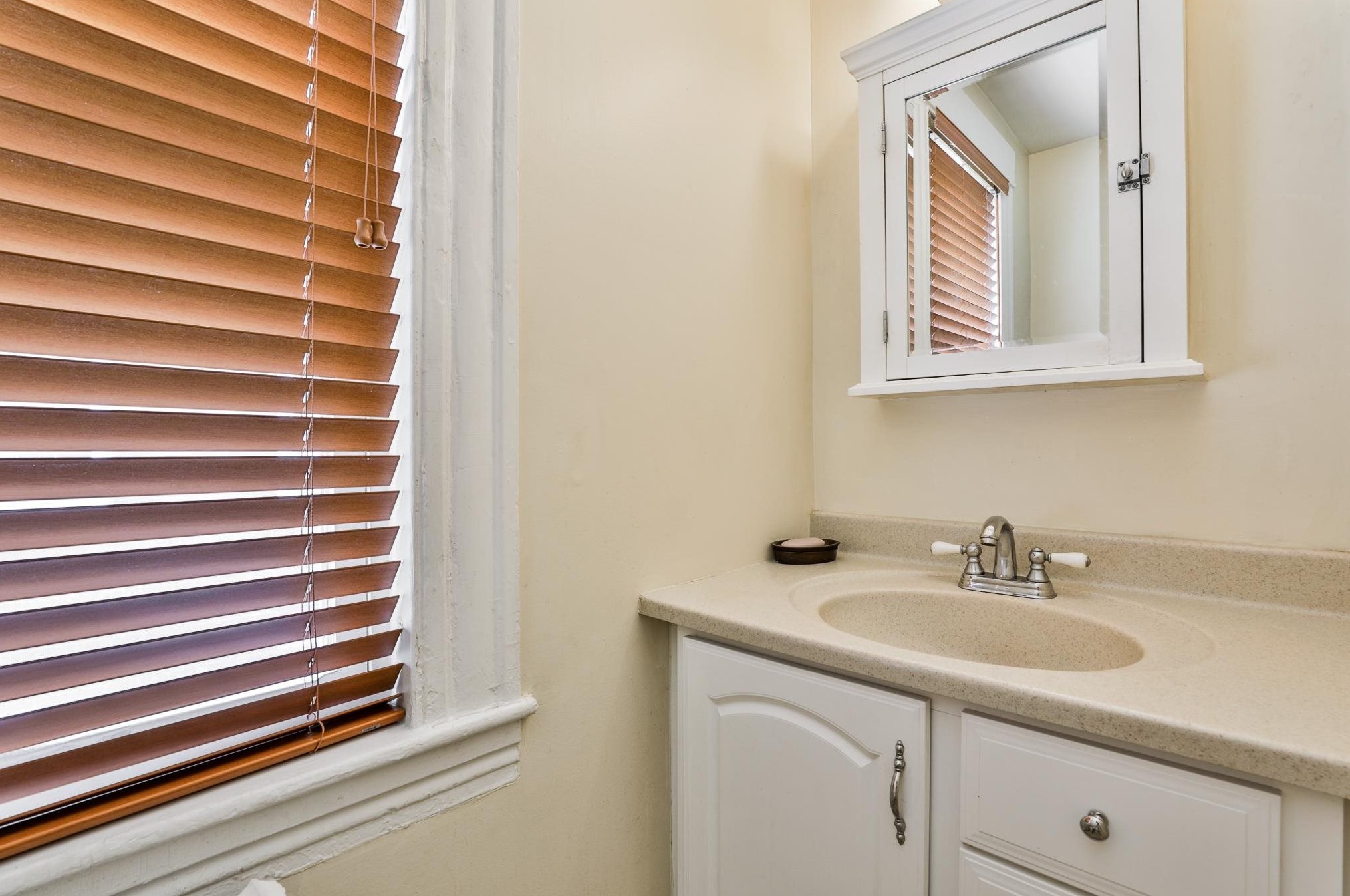 76 Merrimack St, Manchester NH  03101-2322 exterior