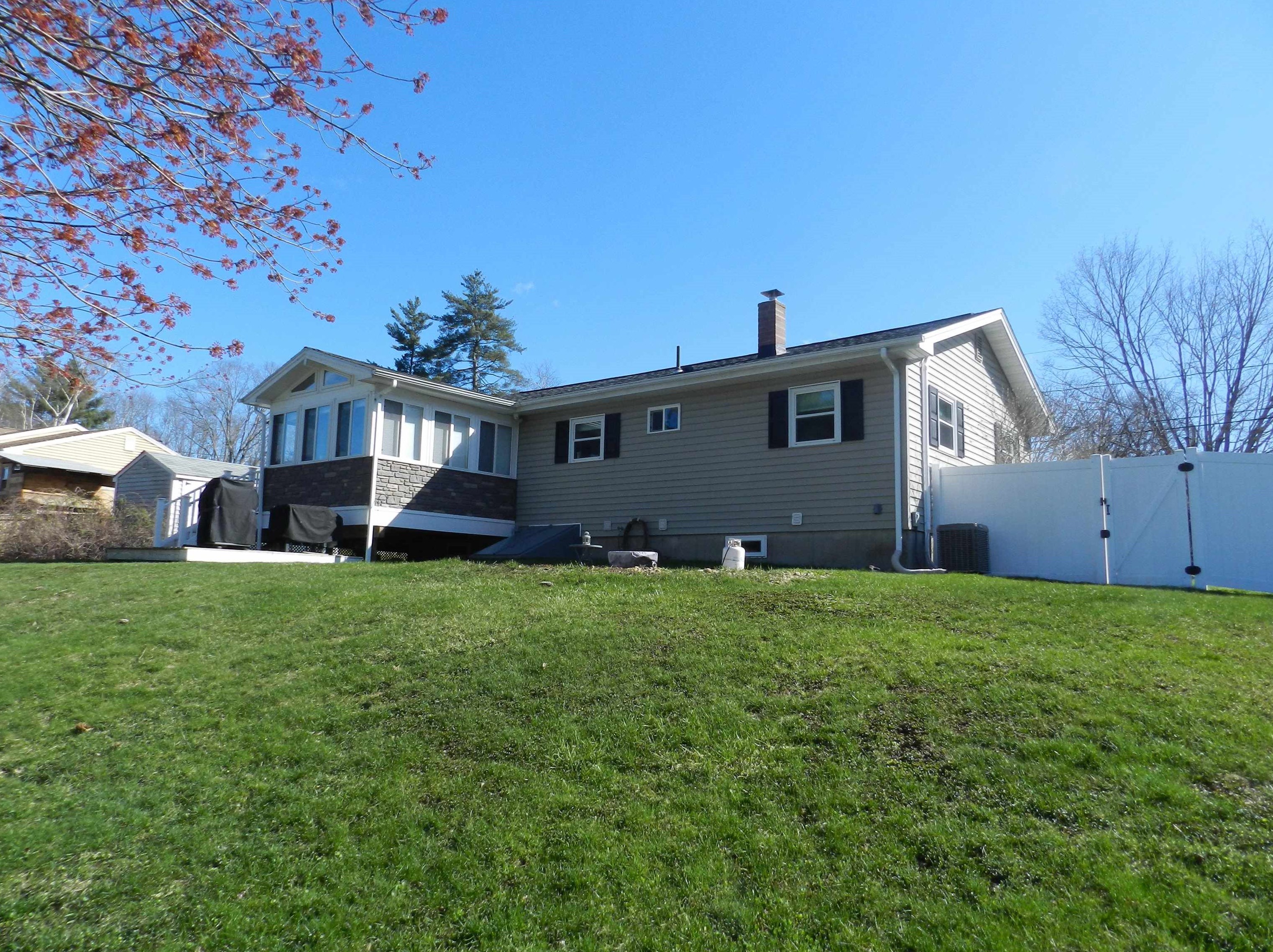 2 Heather St, Manchester NH 03104-2042 exterior