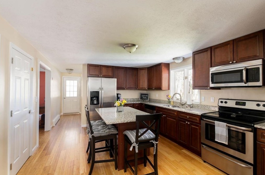 40 Pinewood Rd, Hudson NH  03051-3416 exterior