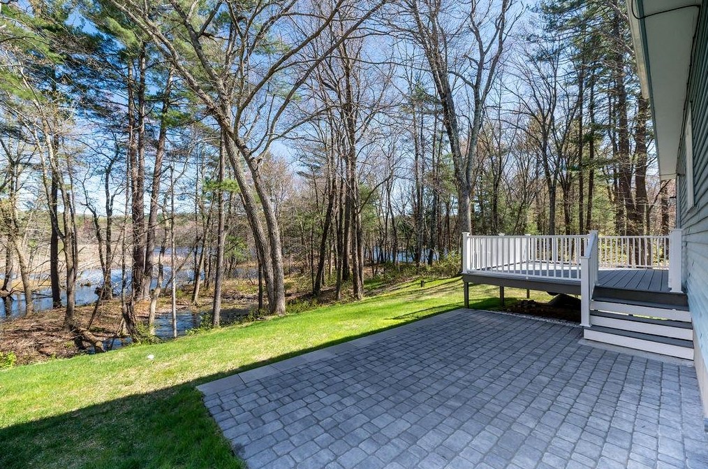 40 Pinewood Rd, Hudson NH  03051-3416 exterior