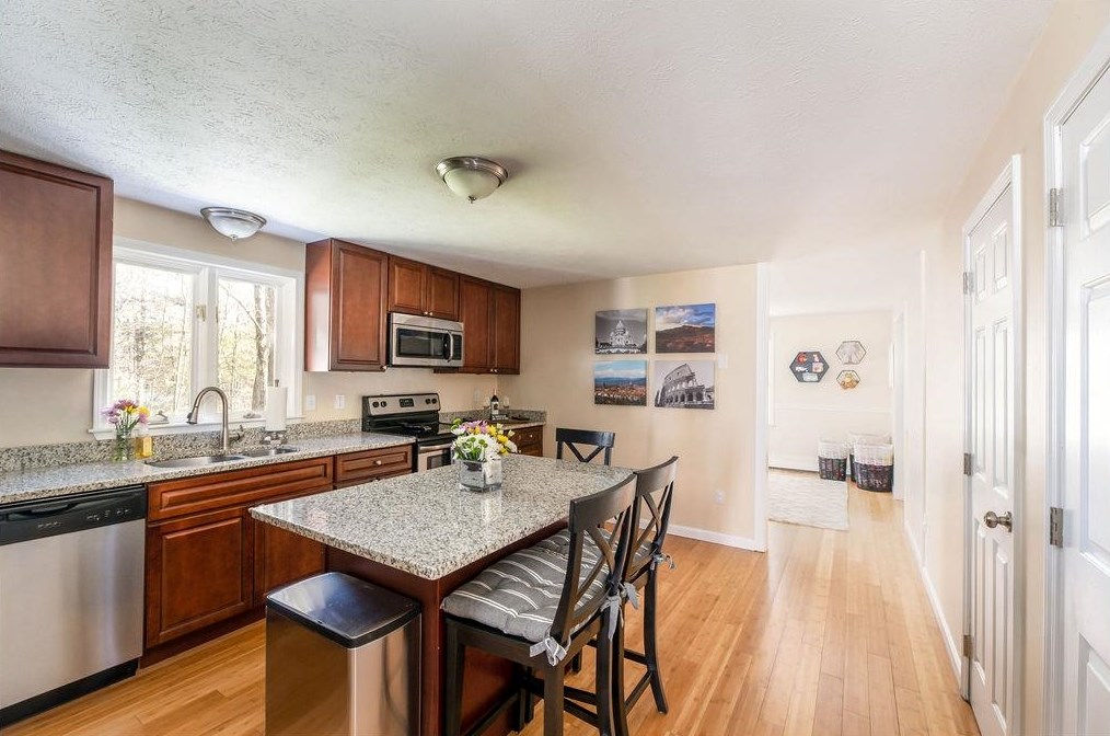 40 Pinewood Rd, Hudson NH  03051-3416 exterior