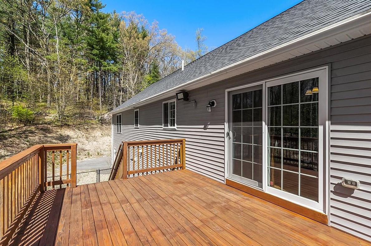 16 Johnson Rd, Windham NH  03087-2129 exterior