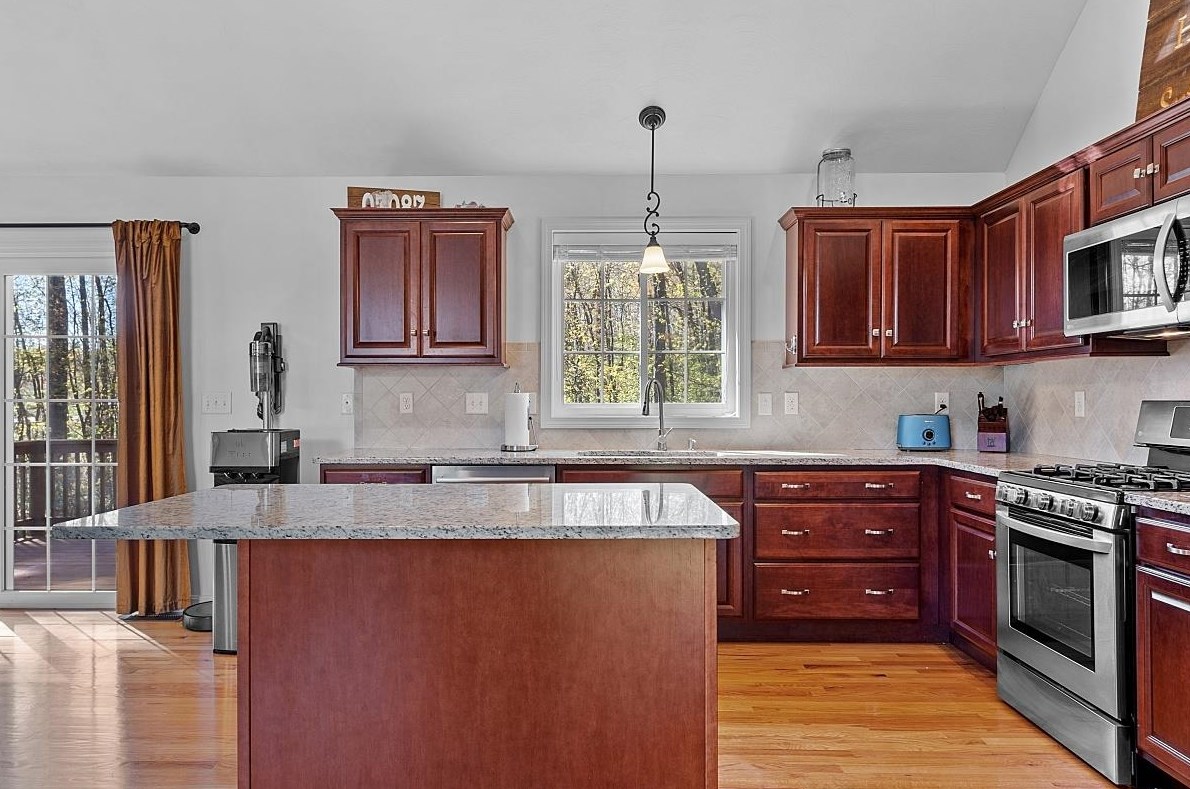 16 Johnson Rd, Windham NH  03087-2129 exterior