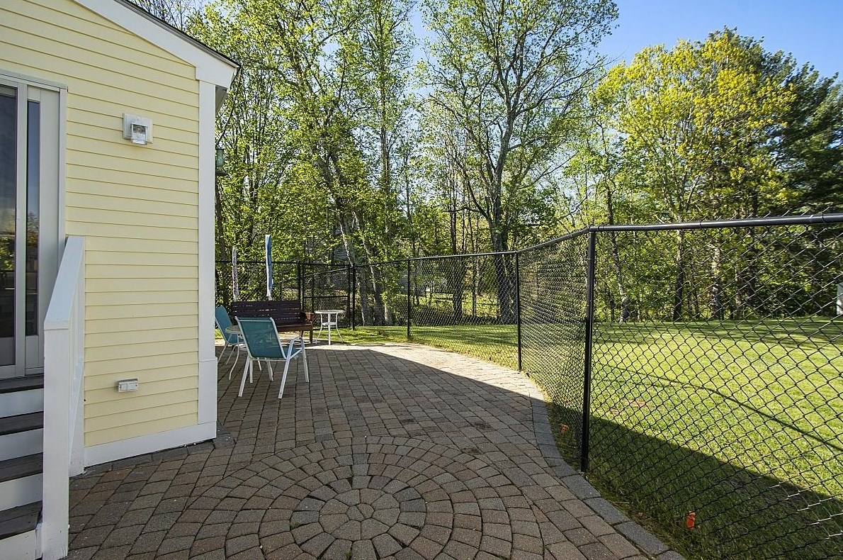 175 Main St, Atkinson NH  03811-2240 exterior