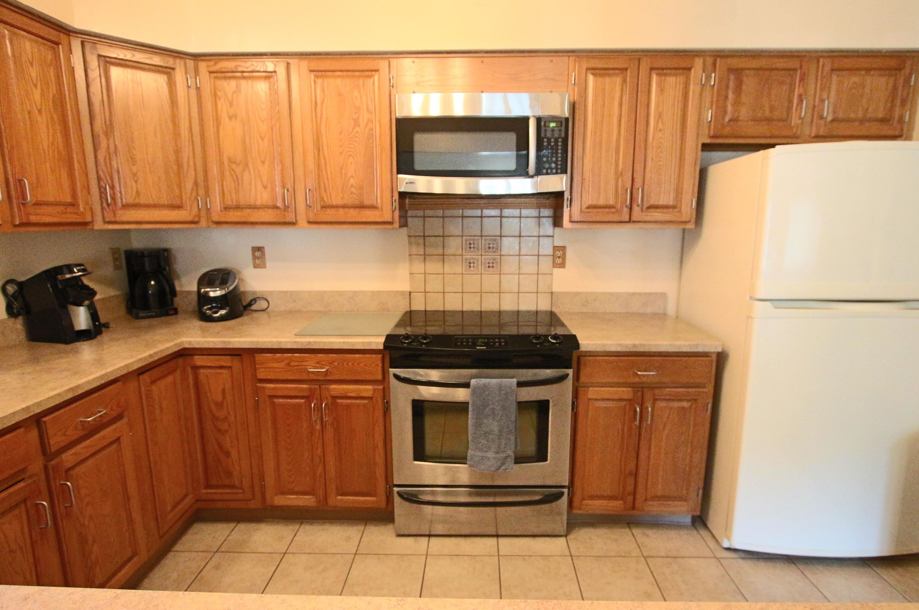 17 Riviera Rd, Hudson NH  03051-3372 exterior