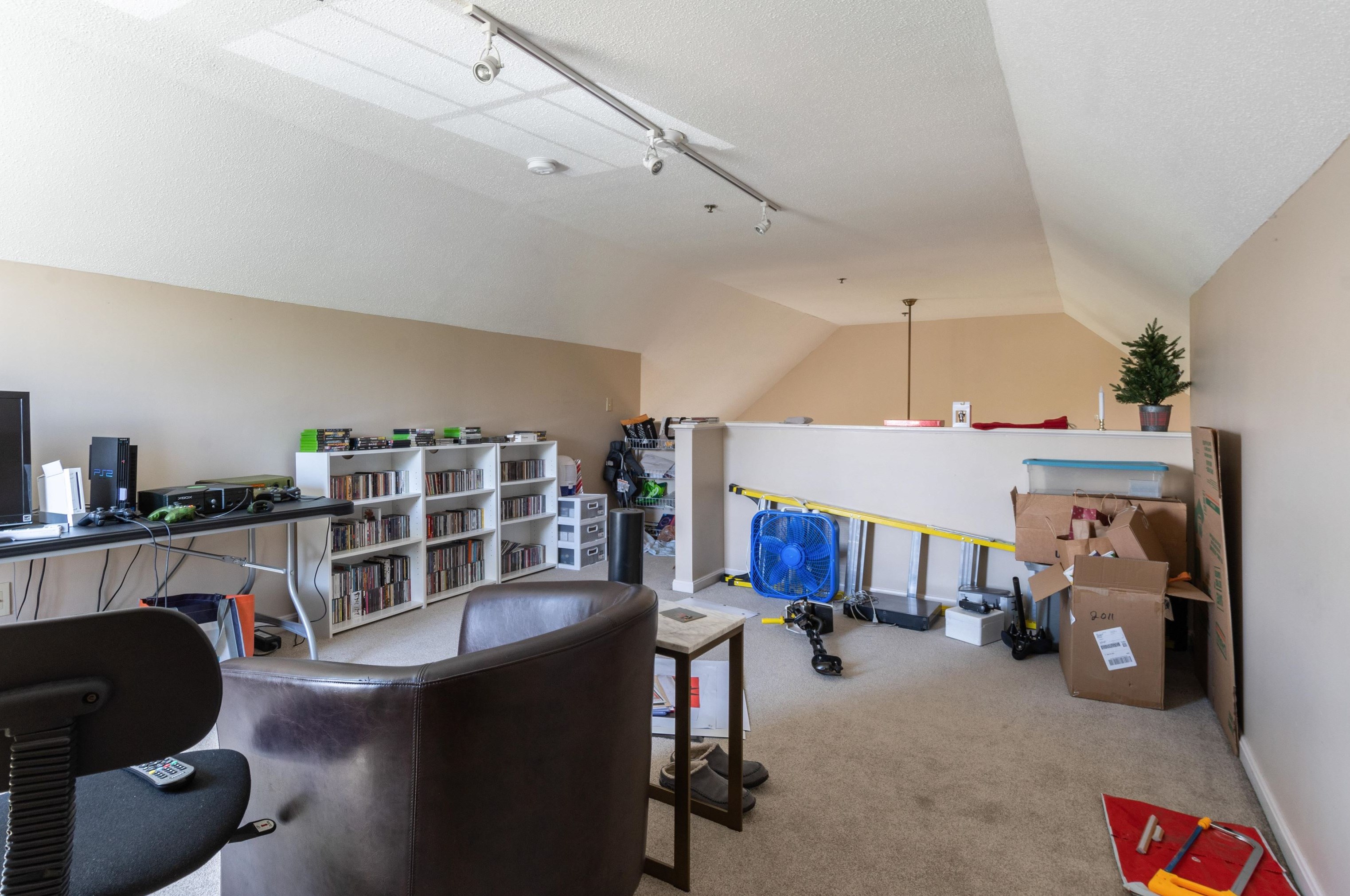 17 Riviera Rd, Hudson NH  03051-3372 exterior