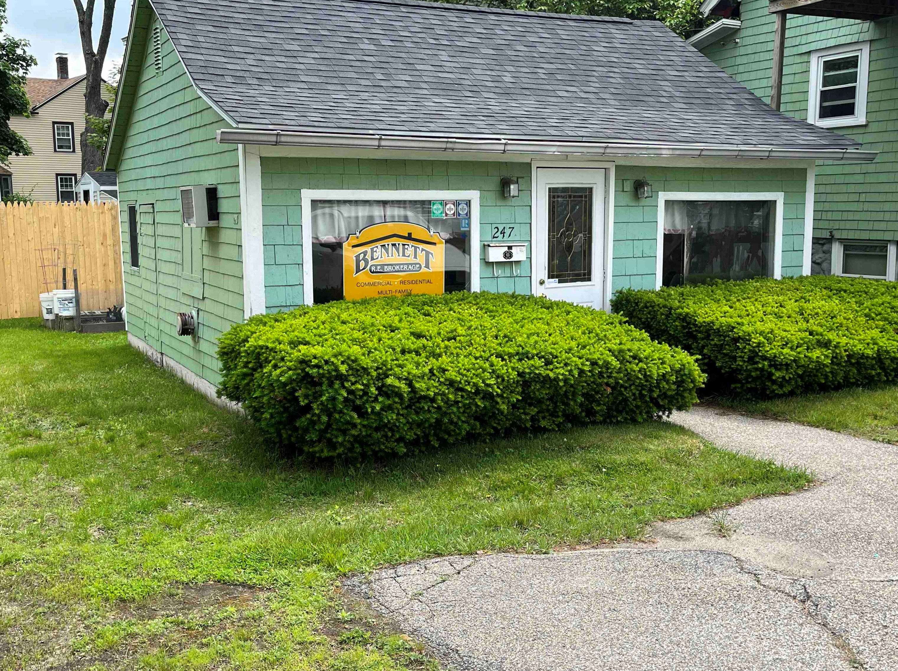 247 Mammoth Rd, Manchester NH 03109-4129 exterior