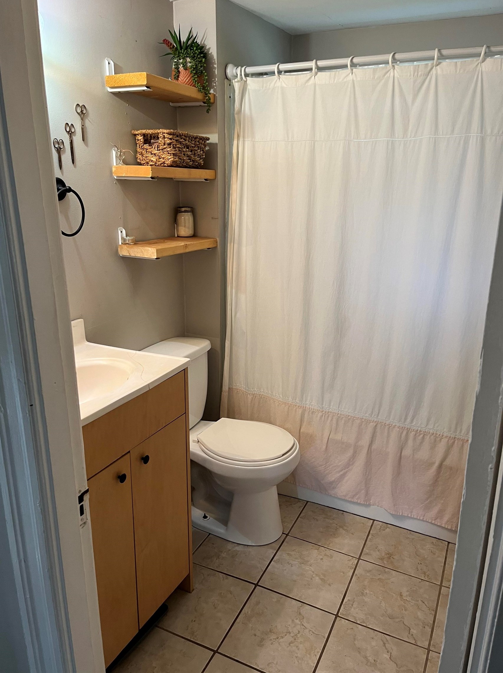 247 Mammoth Rd, Manchester NH 03109-4129 exterior