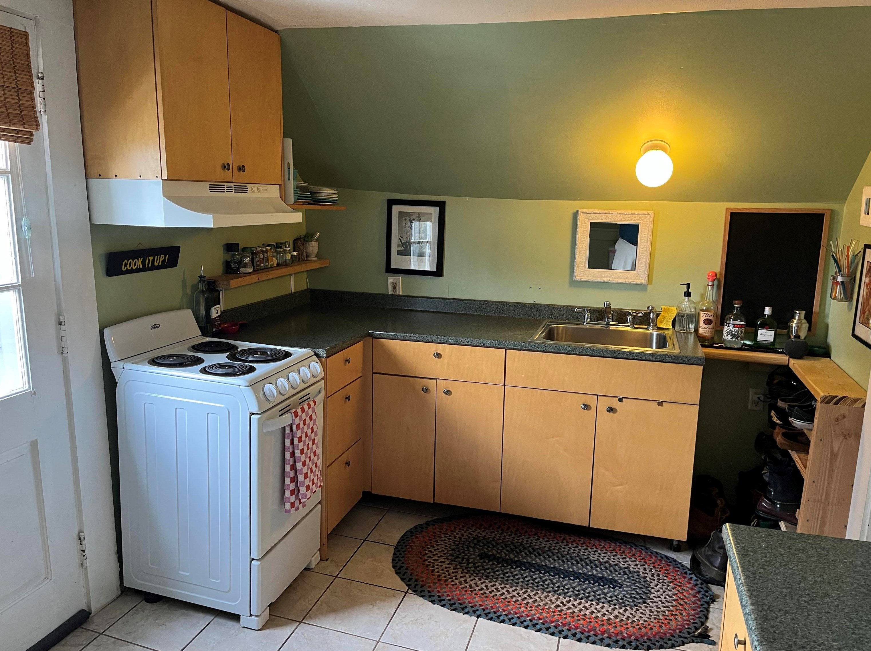 247 Mammoth Rd, Manchester NH 03109-4129 exterior