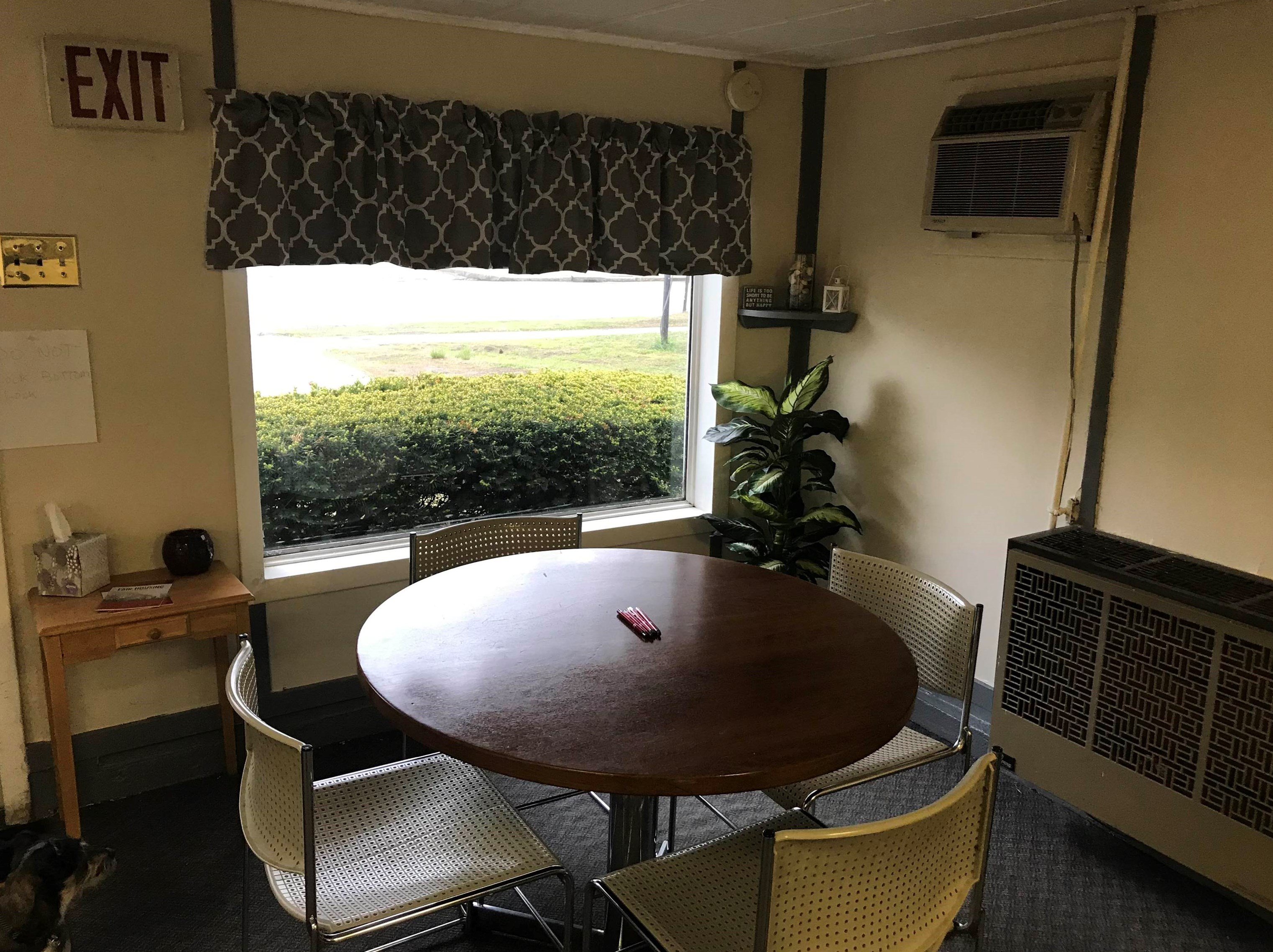 247 Mammoth Rd, Manchester NH 03109-4129 exterior