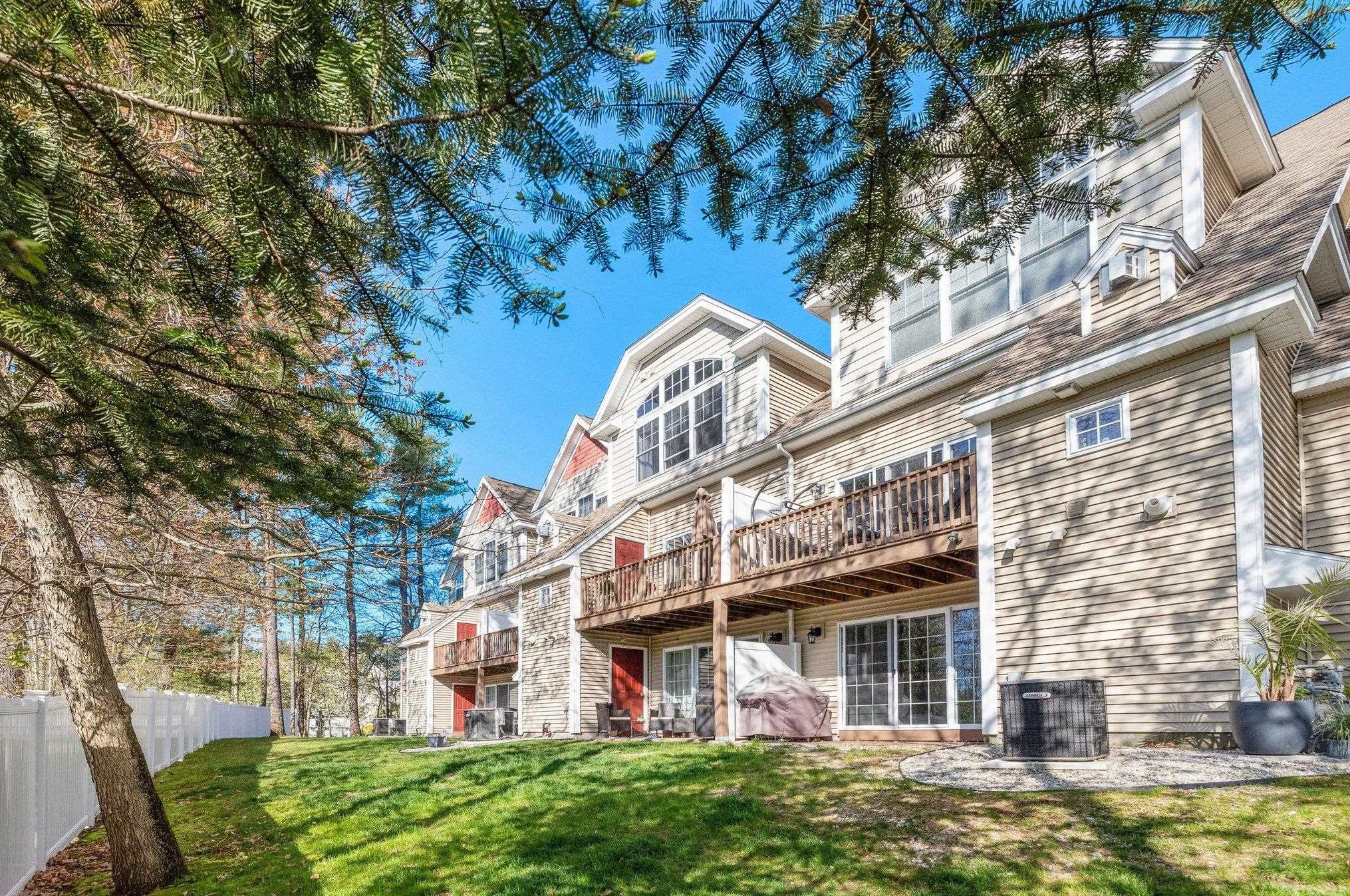 7 Hackett Hl Rd, Manchester NH 03106-2516 exterior