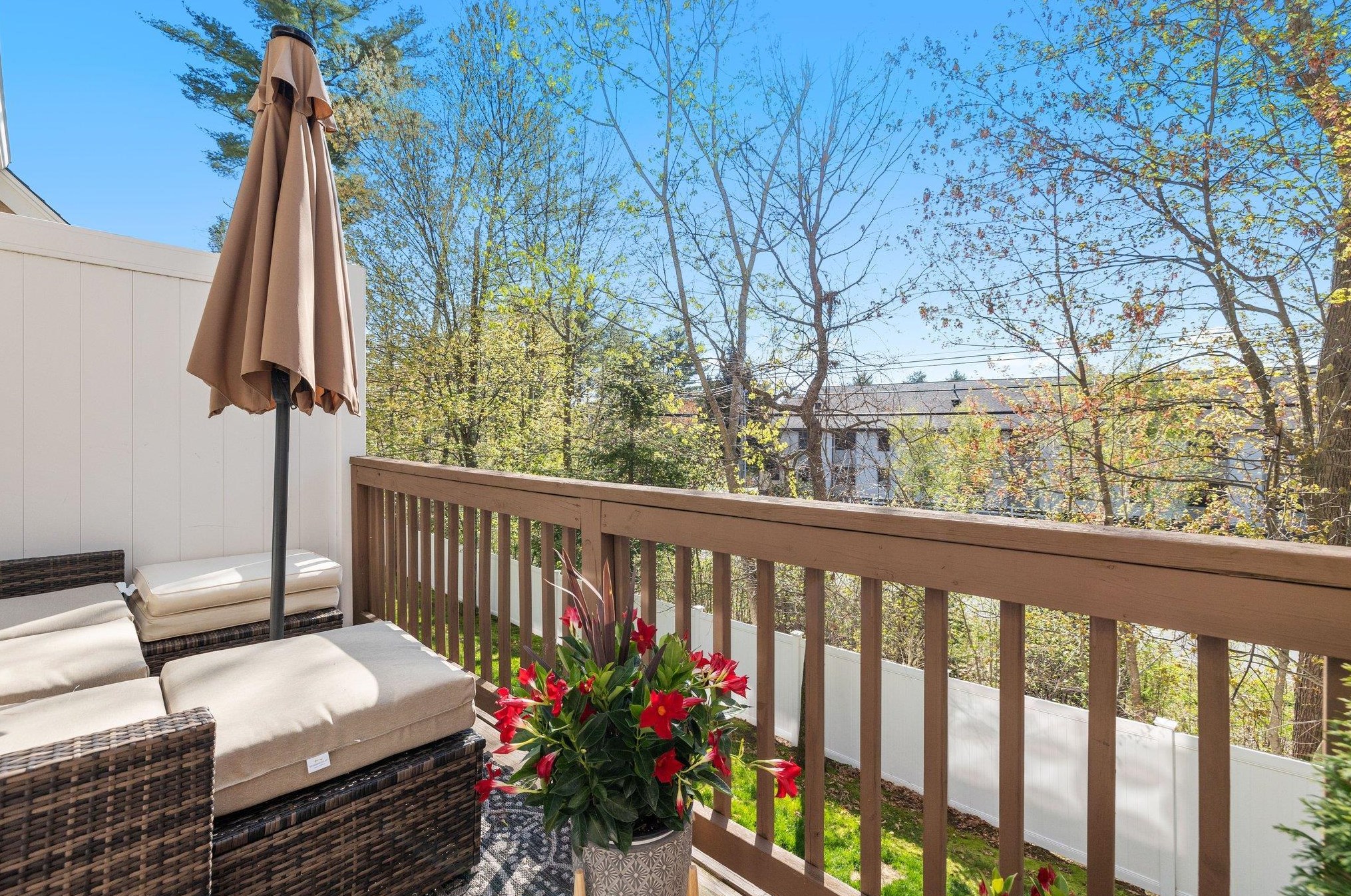 7 Hackett Hl Rd, Manchester NH 03106-2516 exterior