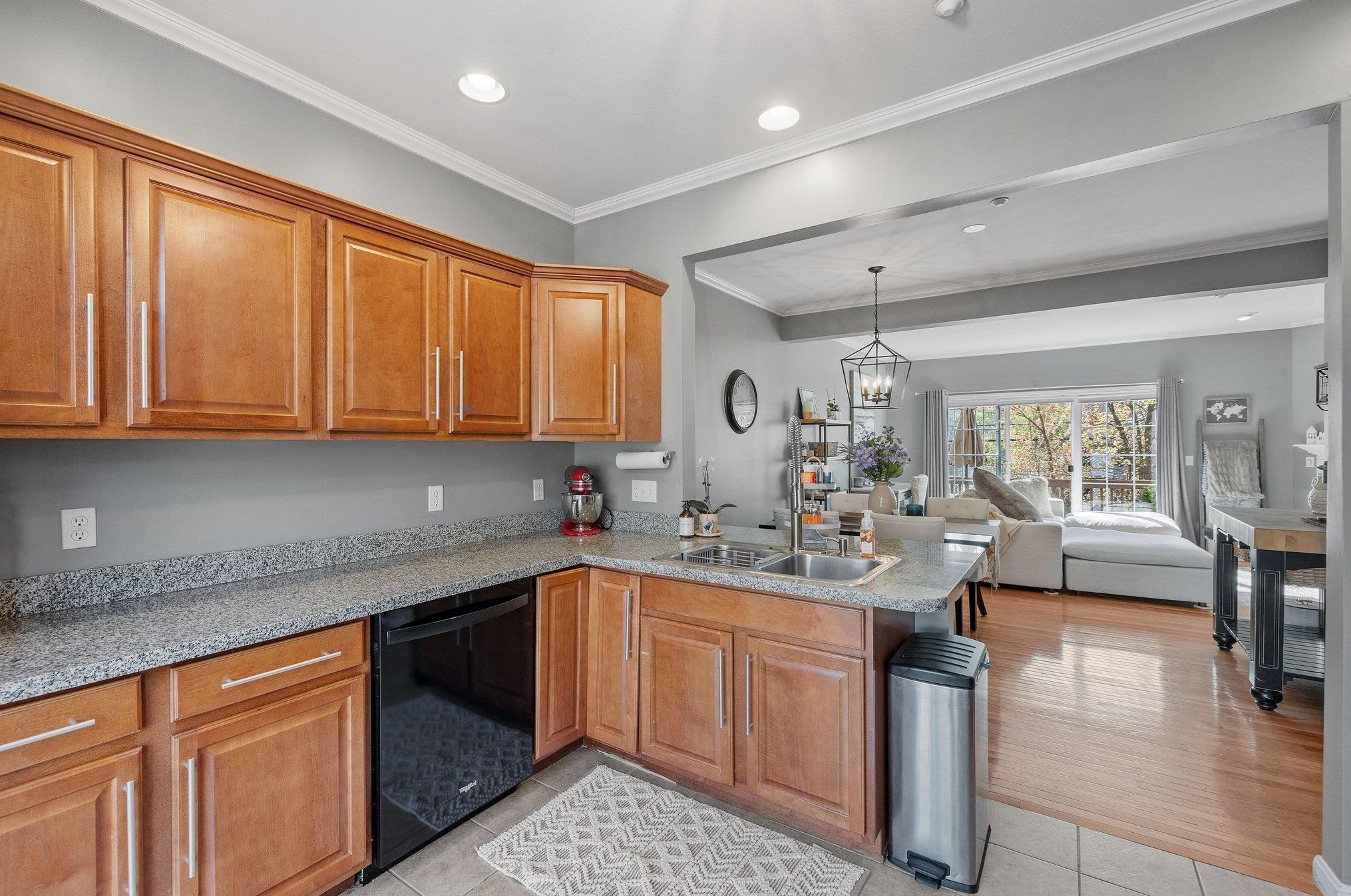 7 Hackett Hl Rd, Manchester NH 03106-2516 exterior