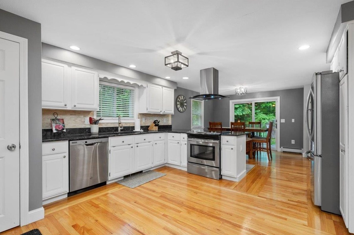 44 Joanne Dr, Manchester NH 03106-2007 exterior