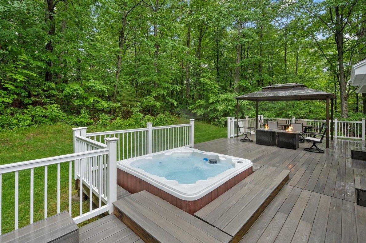 44 Joanne Dr, Manchester NH 03106-2007 exterior