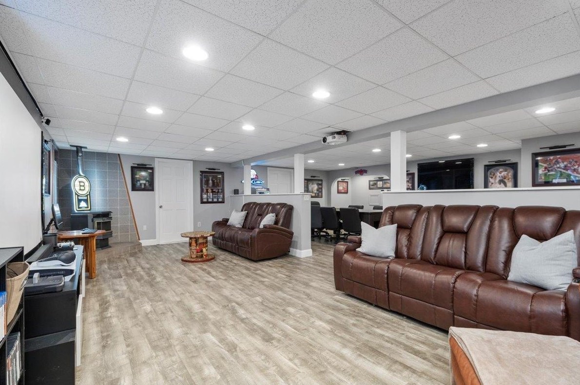 44 Joanne Dr, Manchester NH 03106-2007 exterior