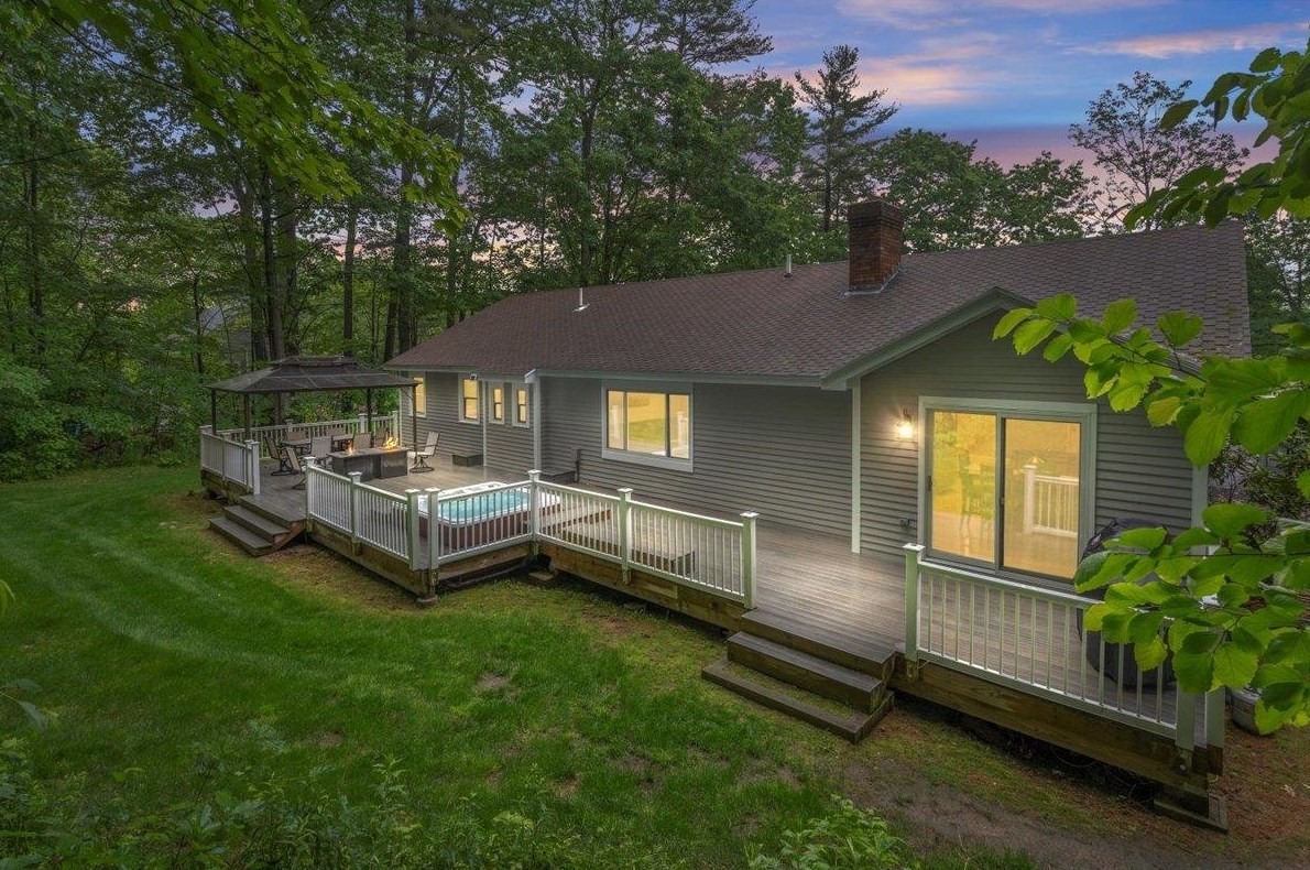 44 Joanne Dr, Manchester NH 03106-2007 exterior