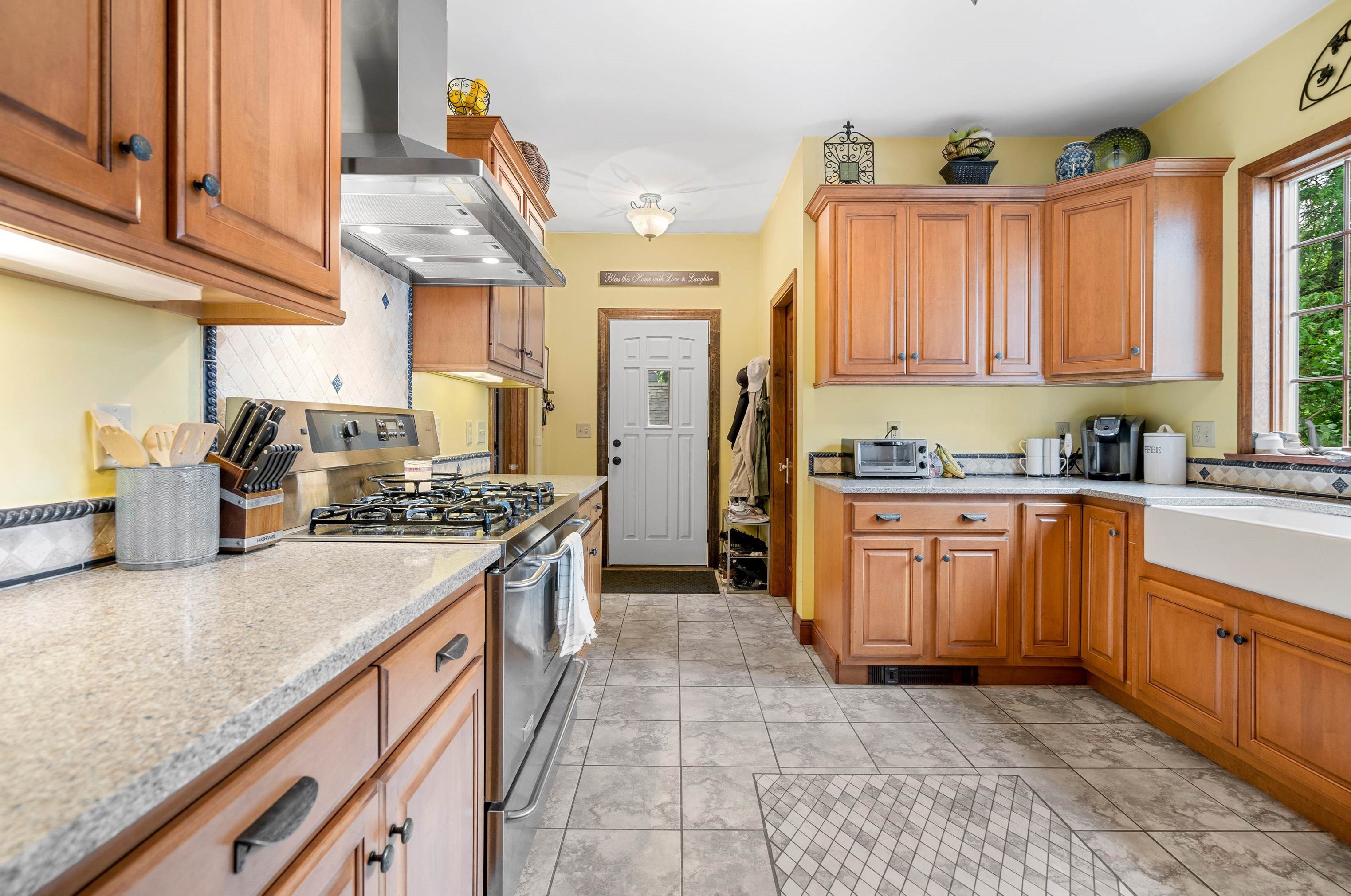 540 River Rd, Manchester NH 03104-1955 exterior