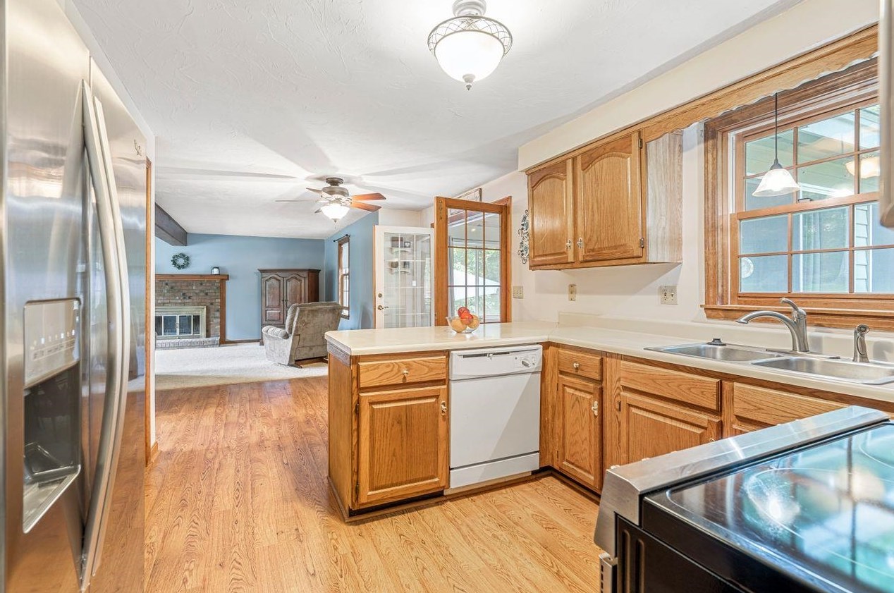 7 Erik St, Merrimack NH 03054-4572 exterior