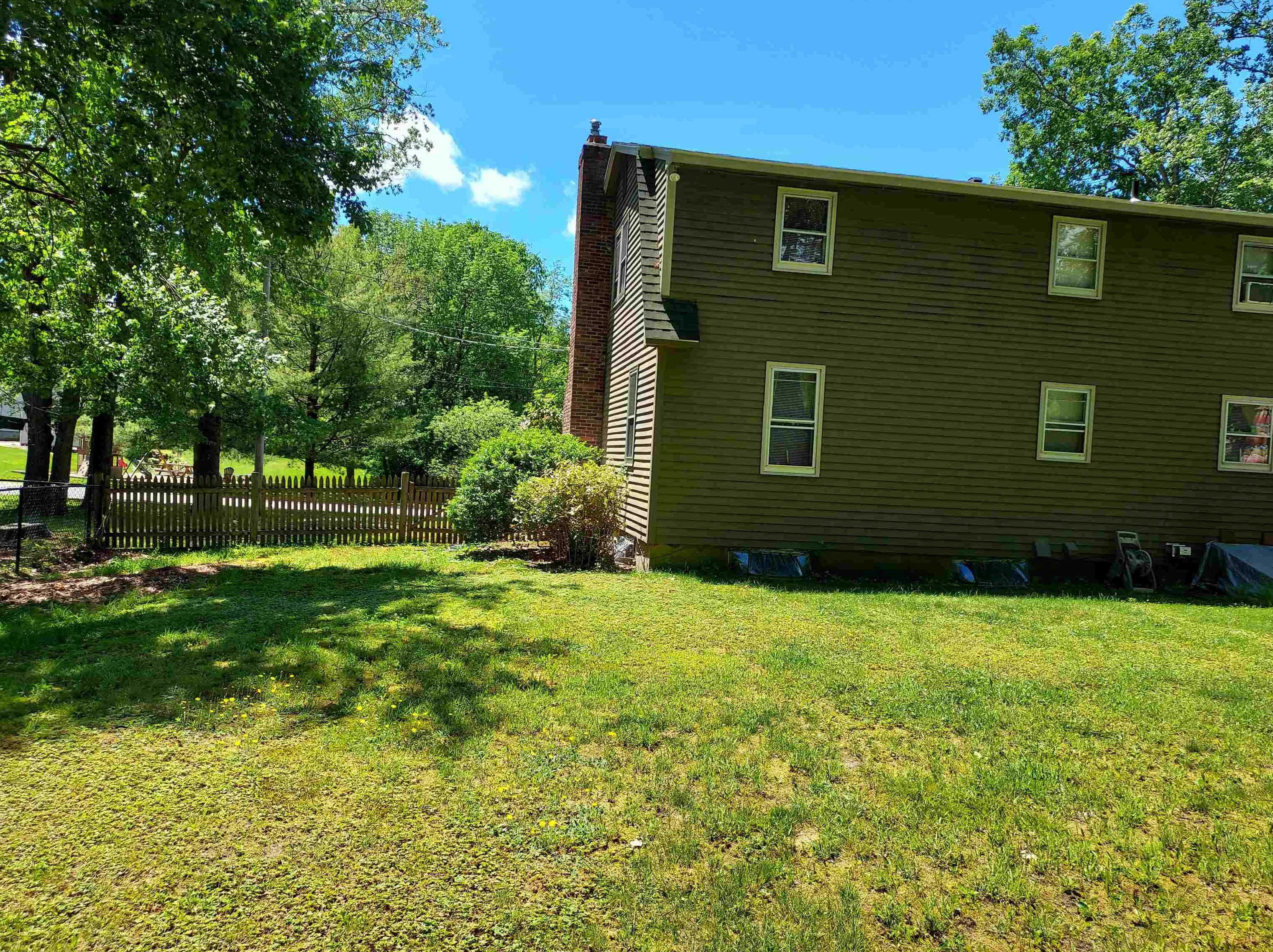 5 Greenwich Dr, Merrimack NH 03054-3027 exterior