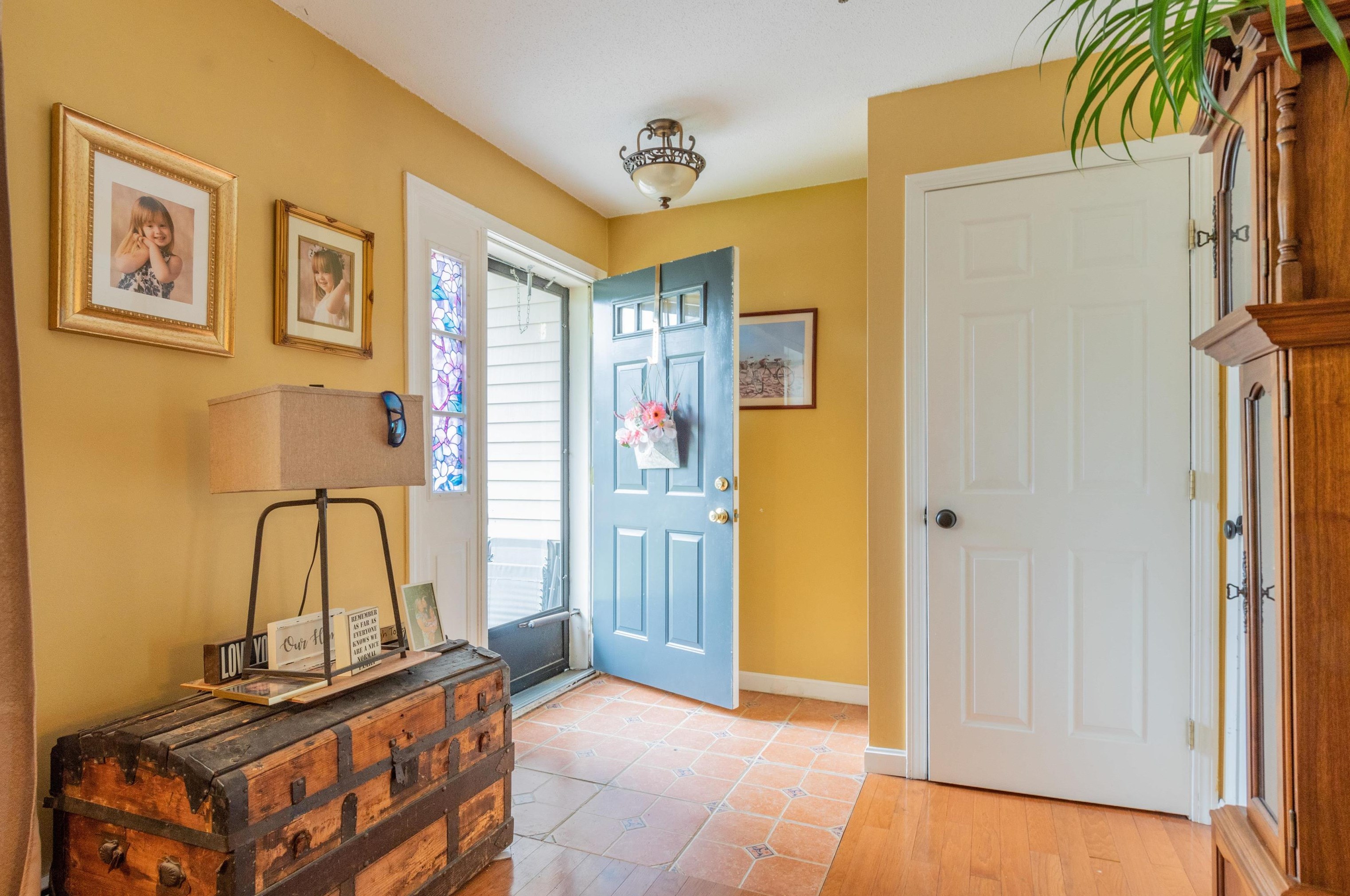 34 Riviera Rd, Hudson NH  03051-3372 exterior