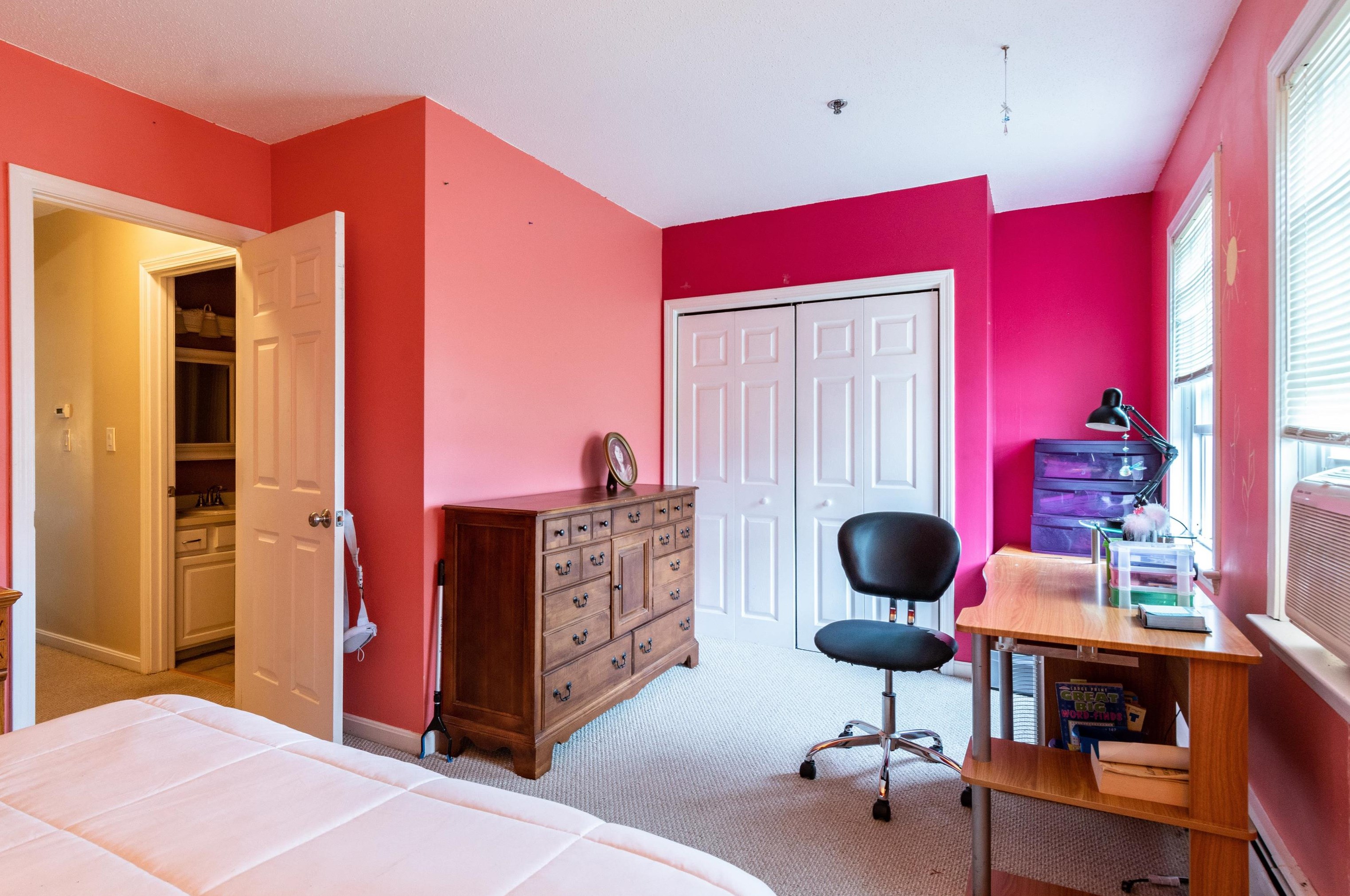 34 Riviera Rd, Hudson NH  03051-3372 exterior