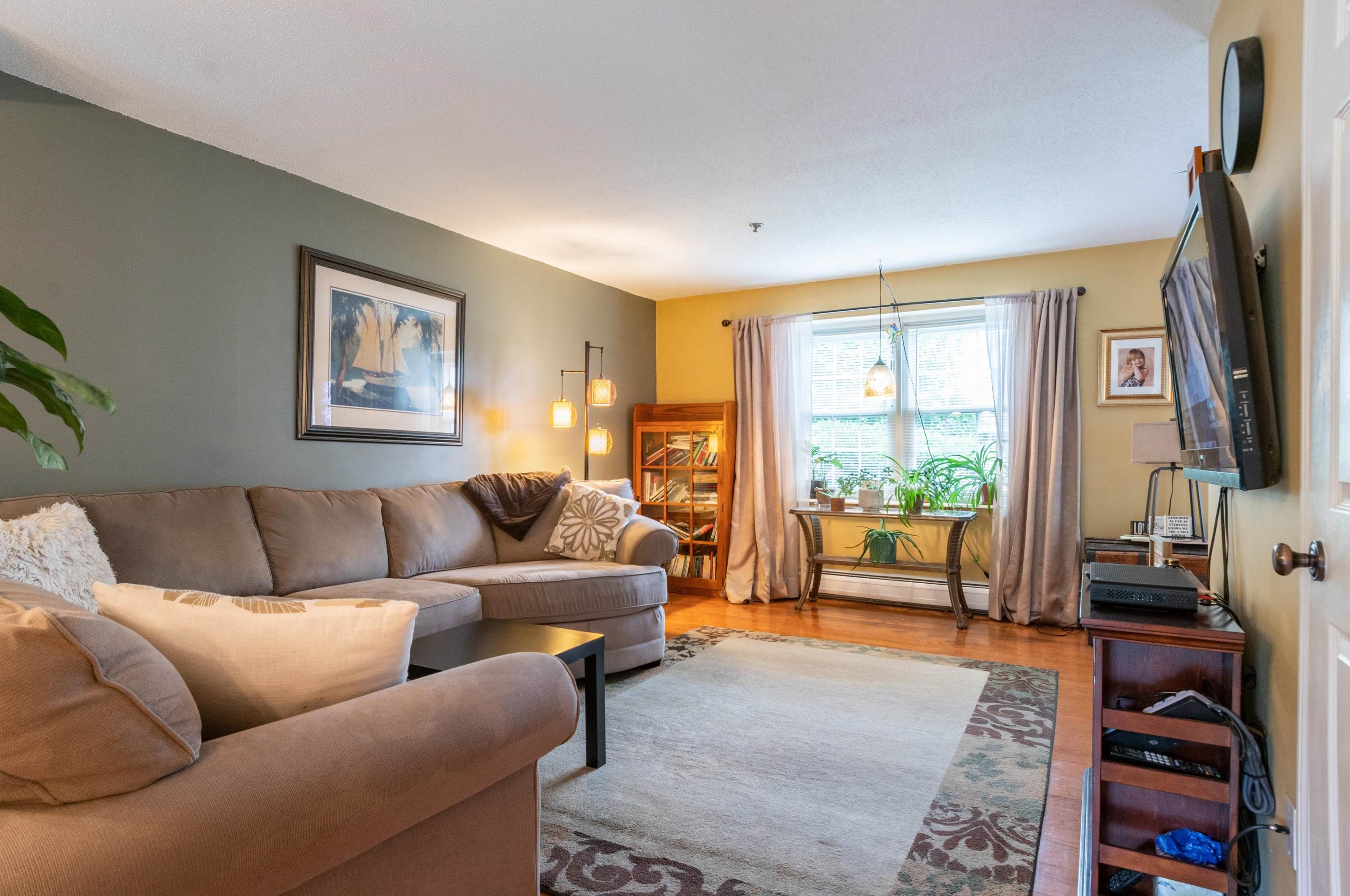 34 Riviera Rd, Hudson NH  03051-3372 exterior