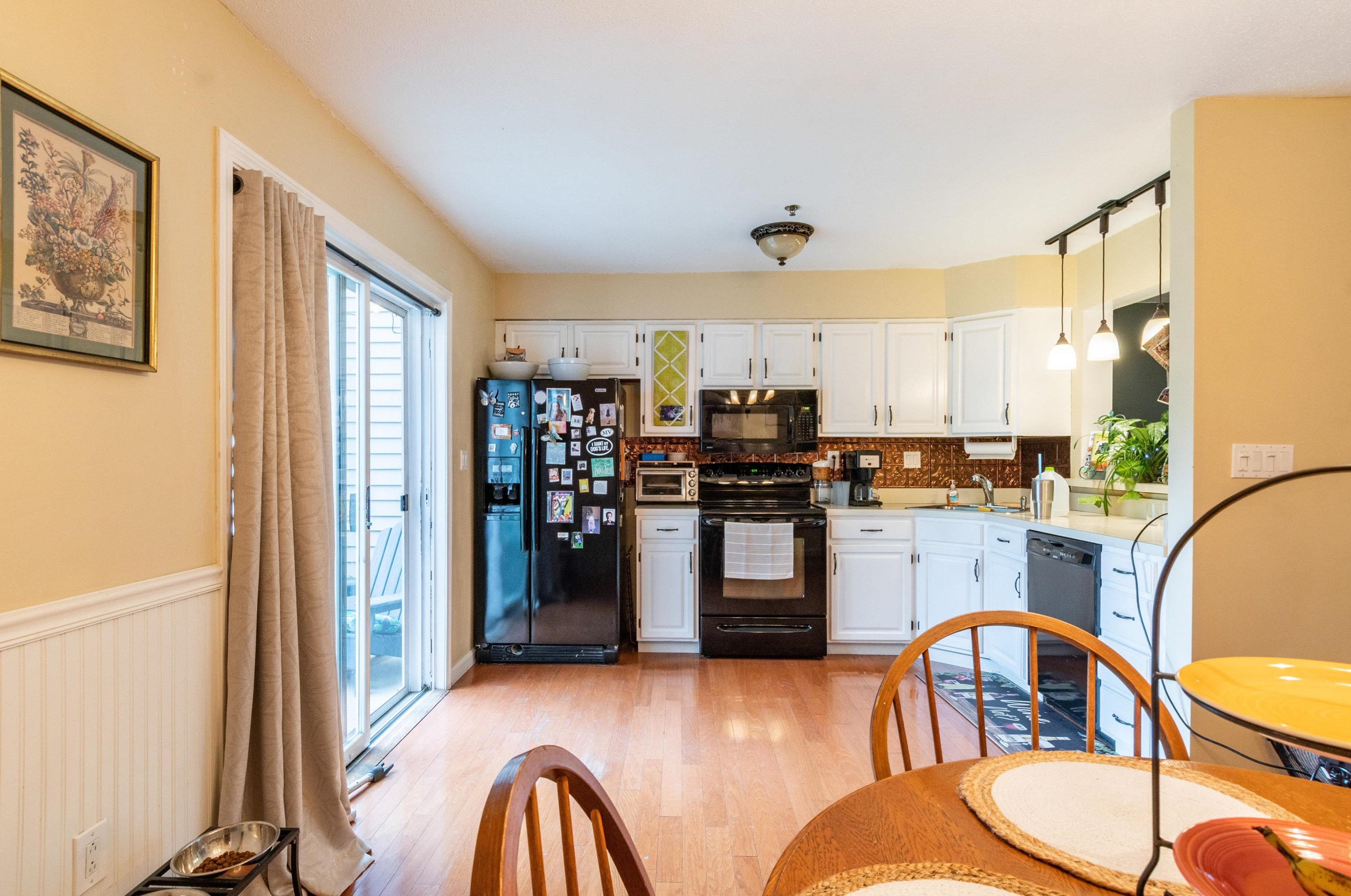 34 Riviera Rd, Hudson NH  03051-3372 exterior