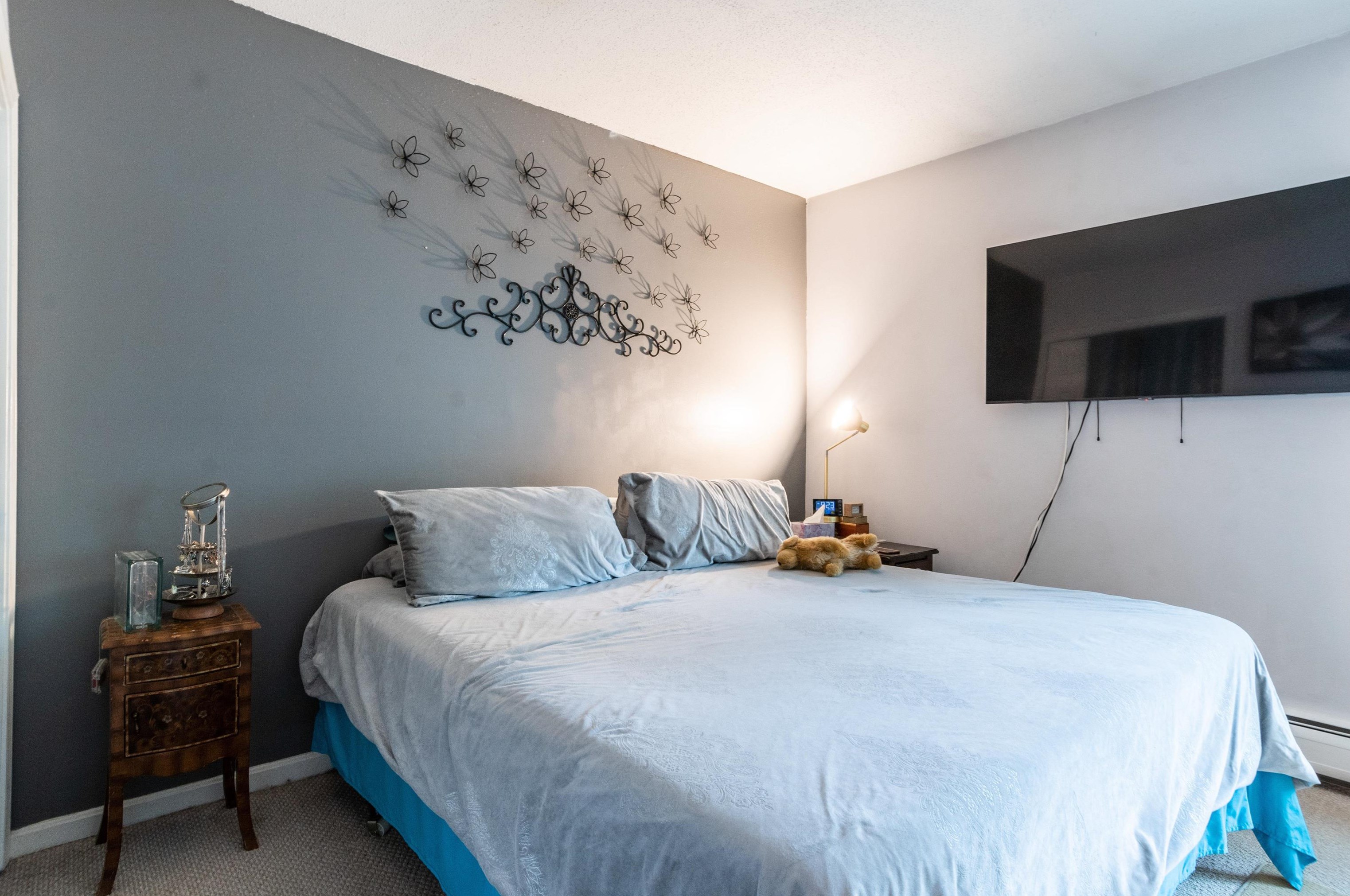 34 Riviera Rd, Hudson NH  03051-3372 exterior