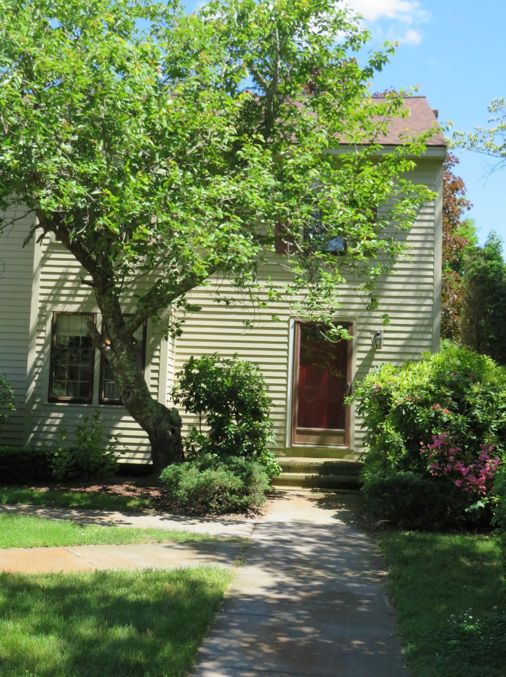 1 Apache Way, Tewksbury MA 01876-4617 exterior