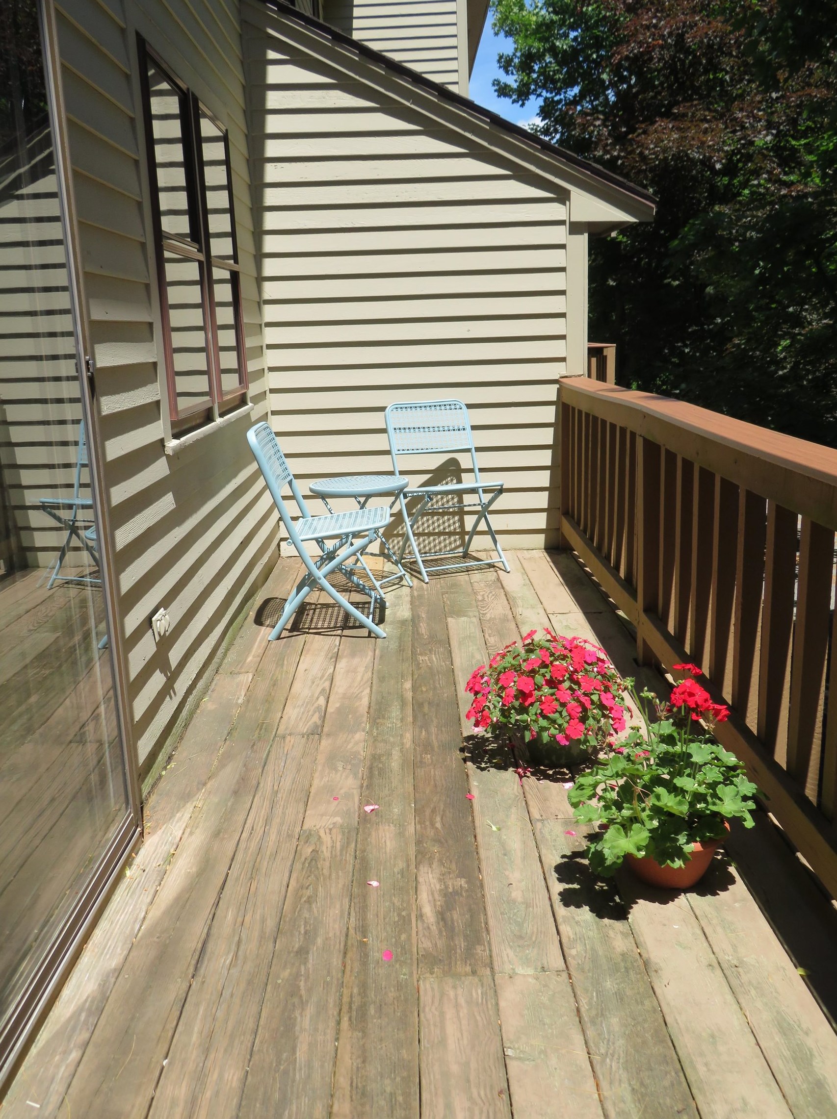 1 Apache Way, Tewksbury MA 01876-4617 exterior