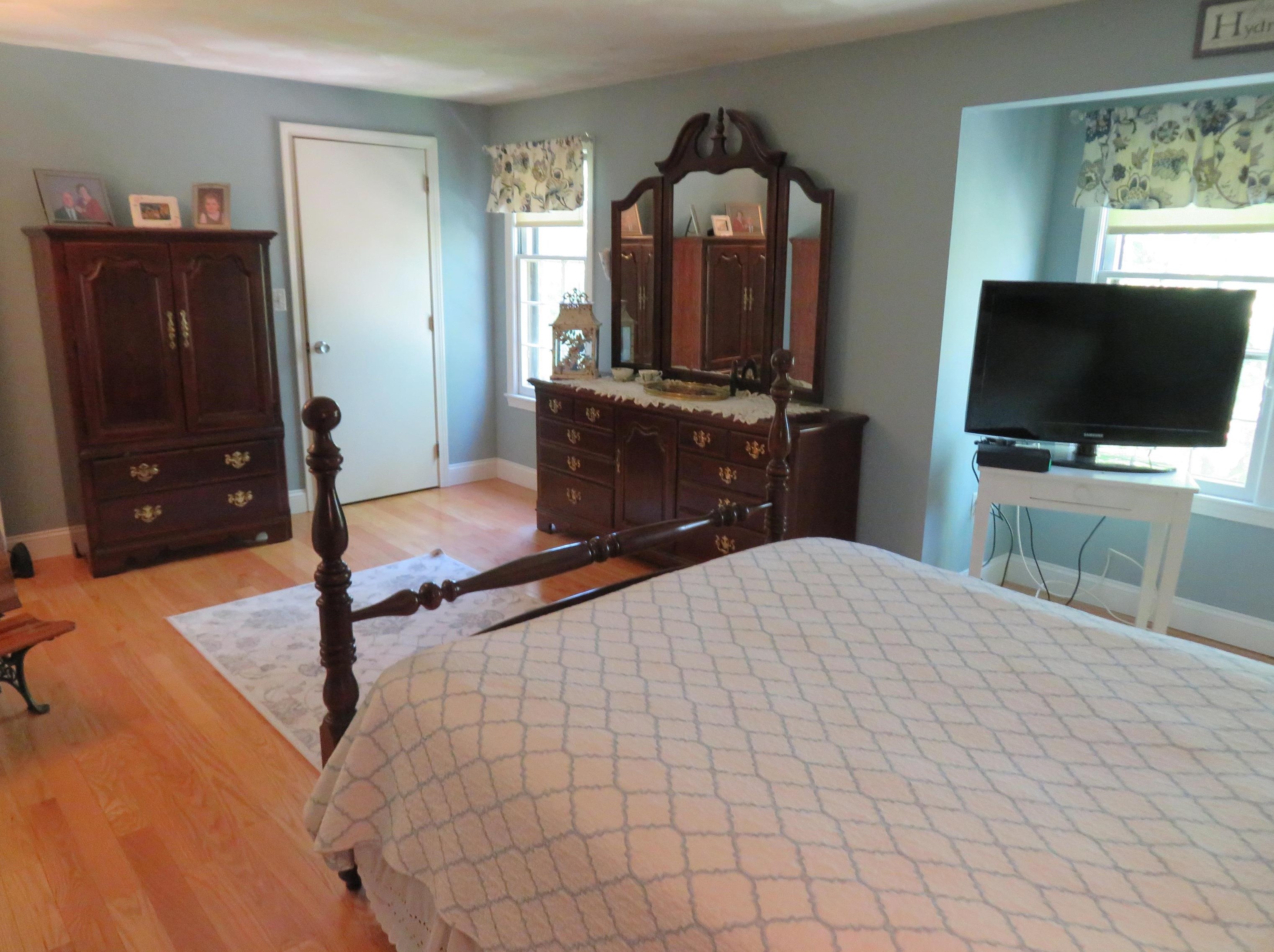 1 Apache Way, Tewksbury MA 01876-4617 exterior