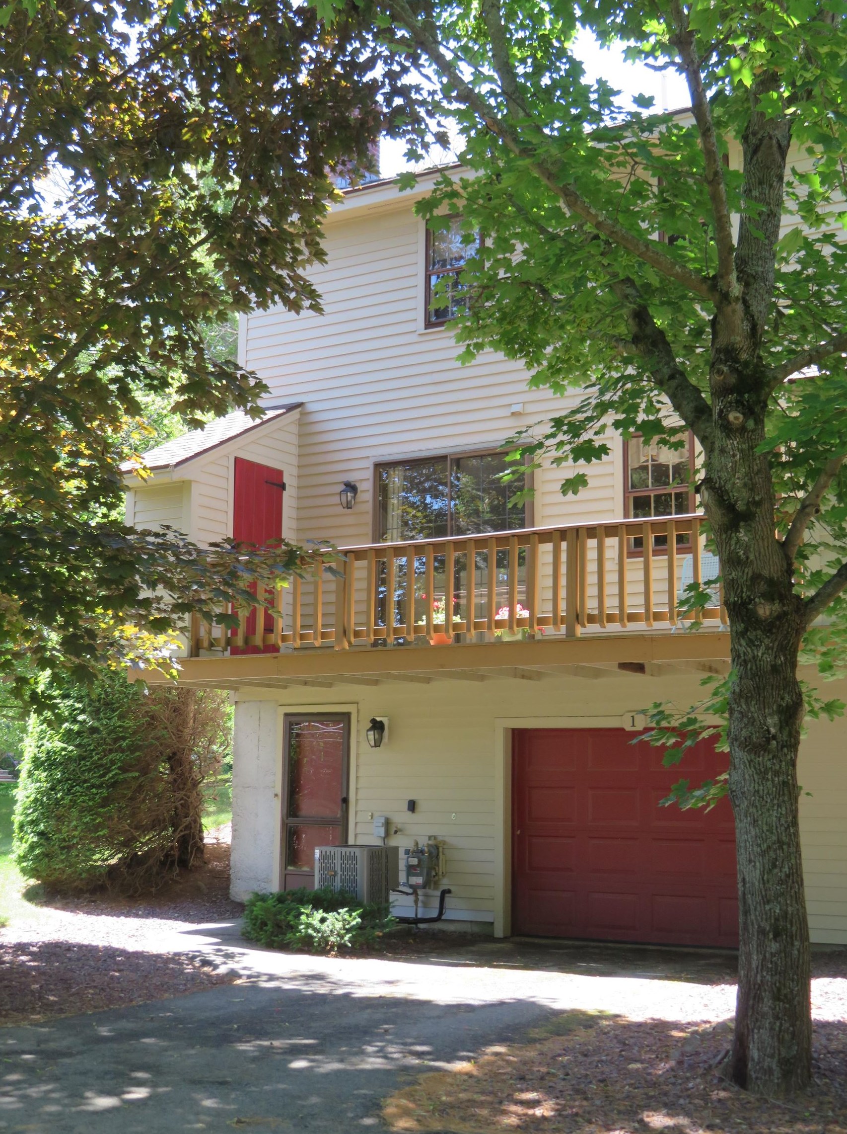 1 Apache Way, Tewksbury MA 01876-4617 exterior