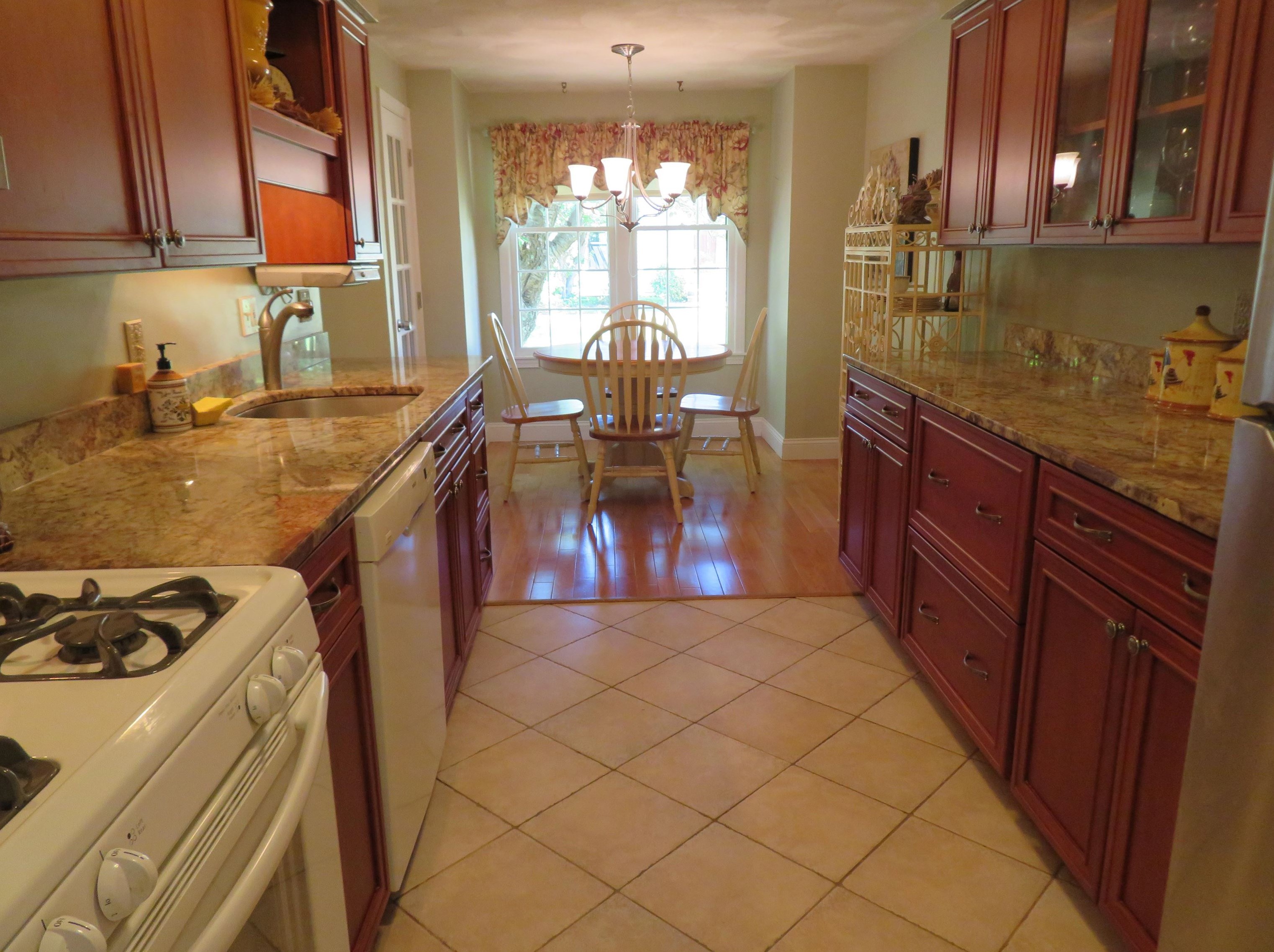 1 Apache Way, Tewksbury MA 01876-4617 exterior