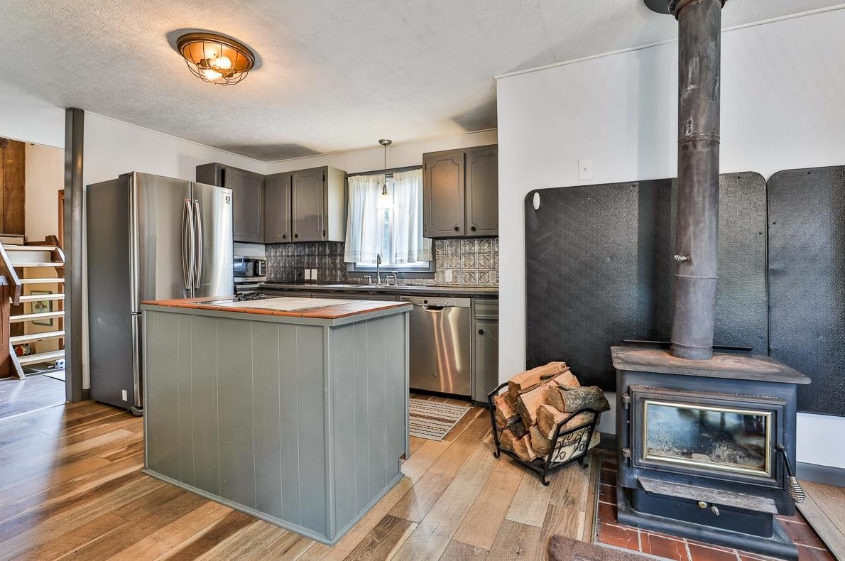 2 Harvest Dr, Derry NH  03038-4872 exterior