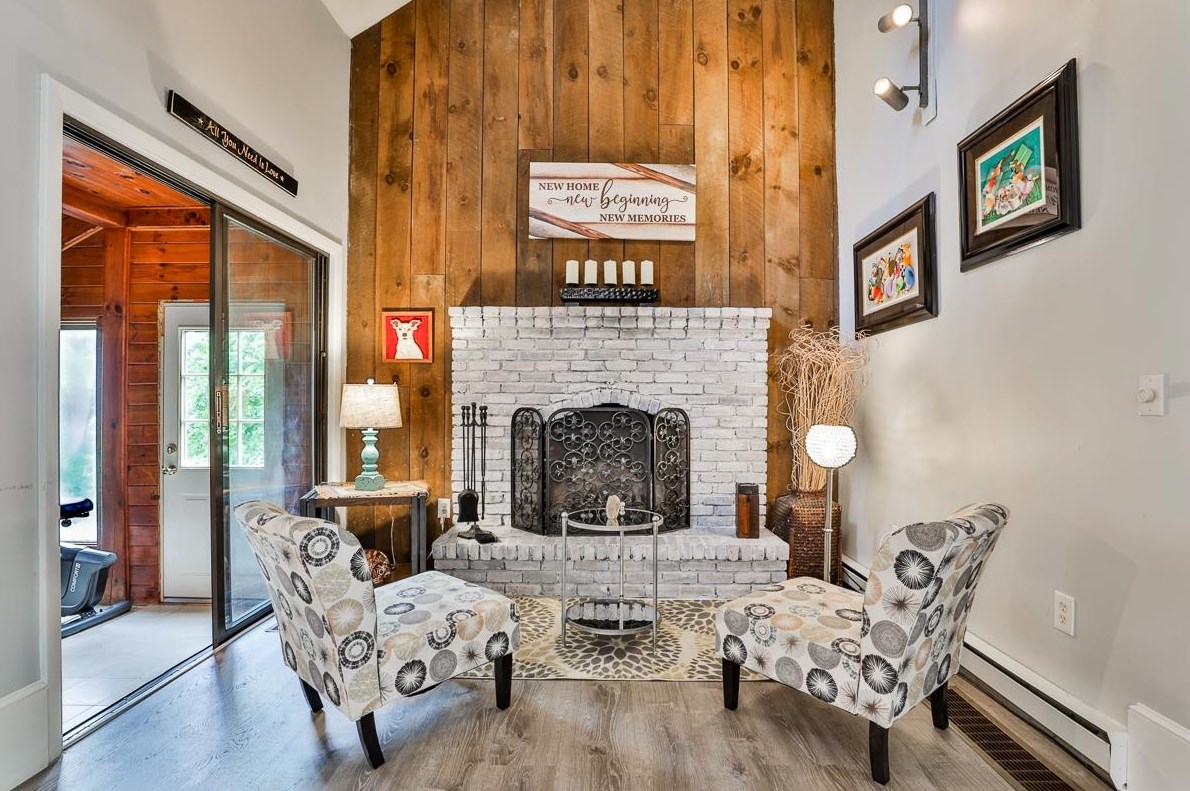 2 Harvest Dr, Derry NH  03038-4872 exterior