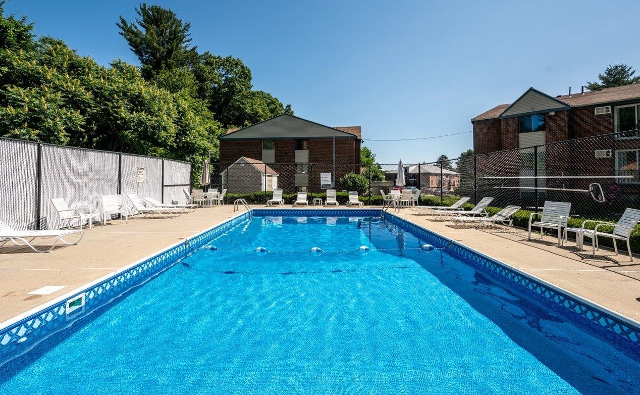 135 English Village Rd, Manchester NH  03102-2445 exterior