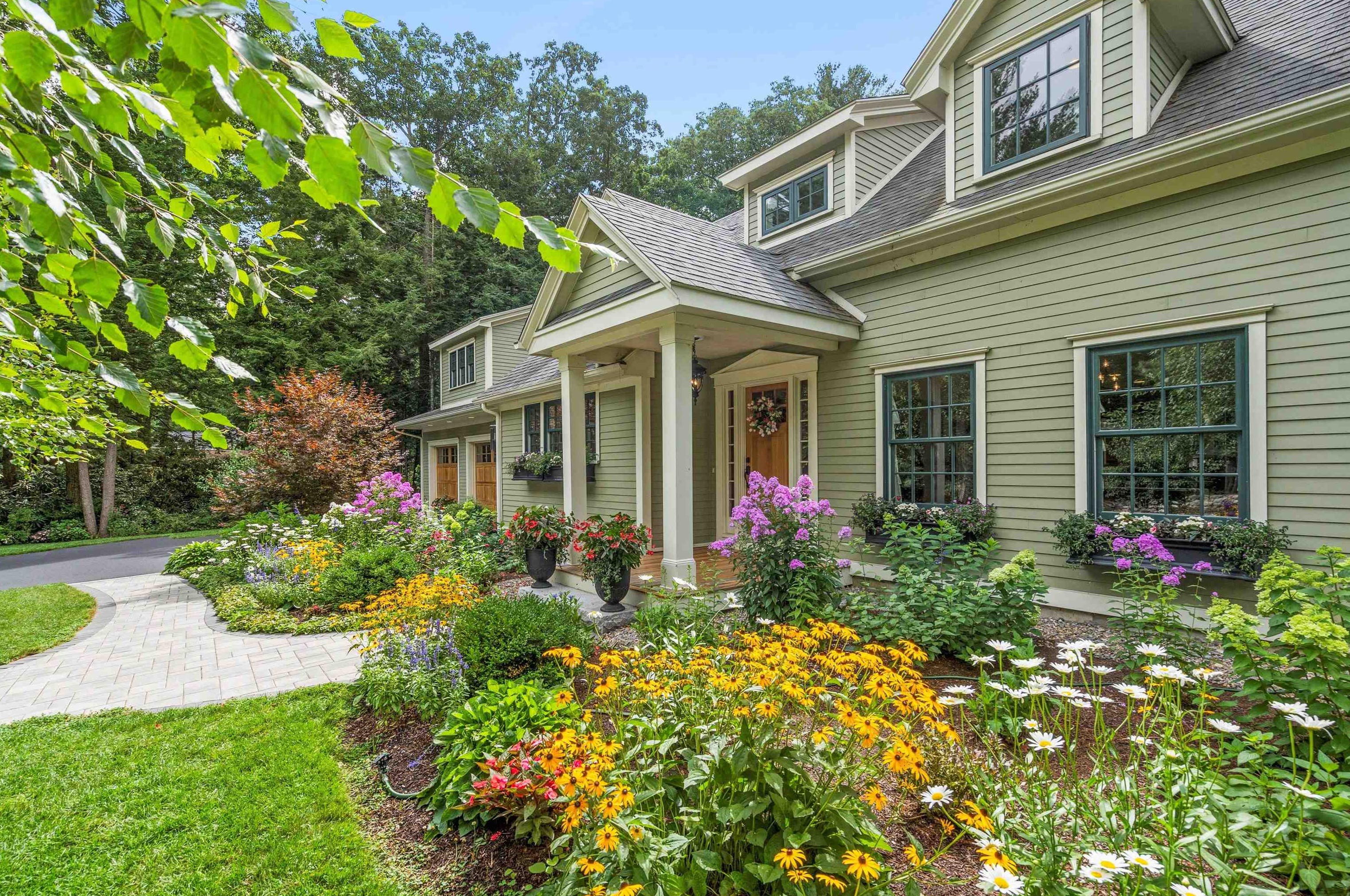 195 Heather St, Manchester NH 03104-2042 exterior