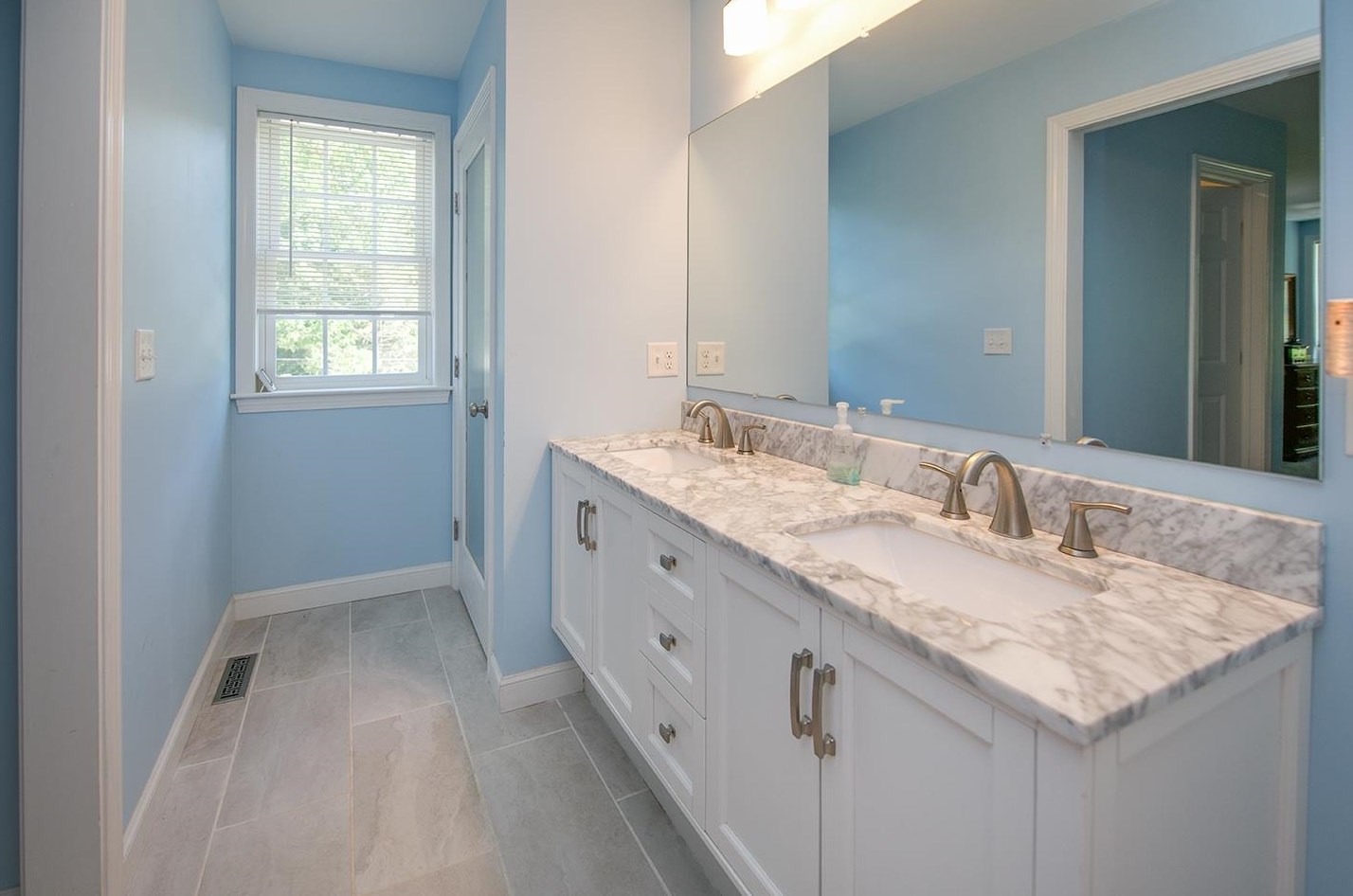 2 Beech Street Ext, Newmarket NH 03857-1502 exterior