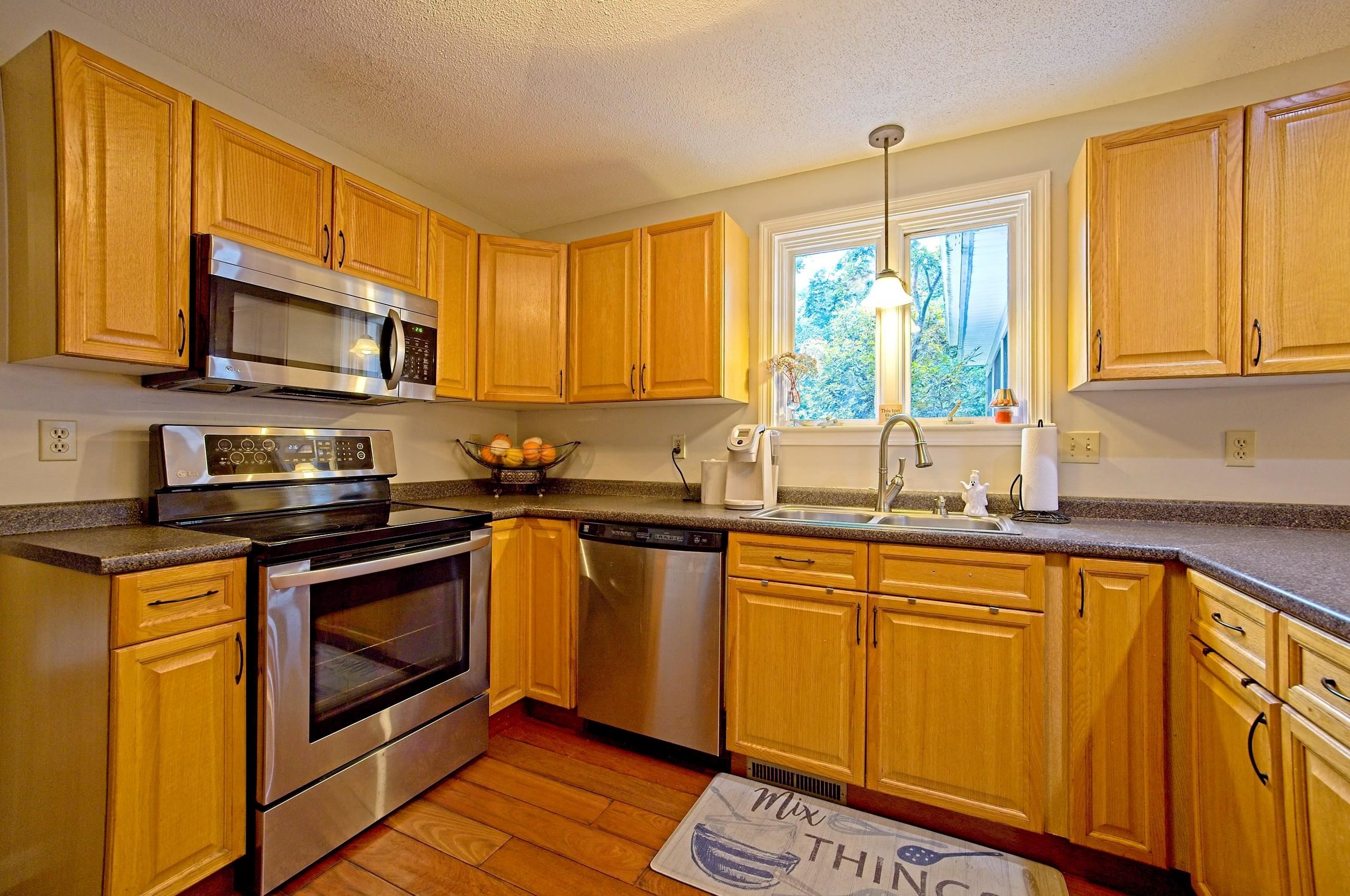 6 Waterview Cir, Hudson NH 03052-8046 exterior