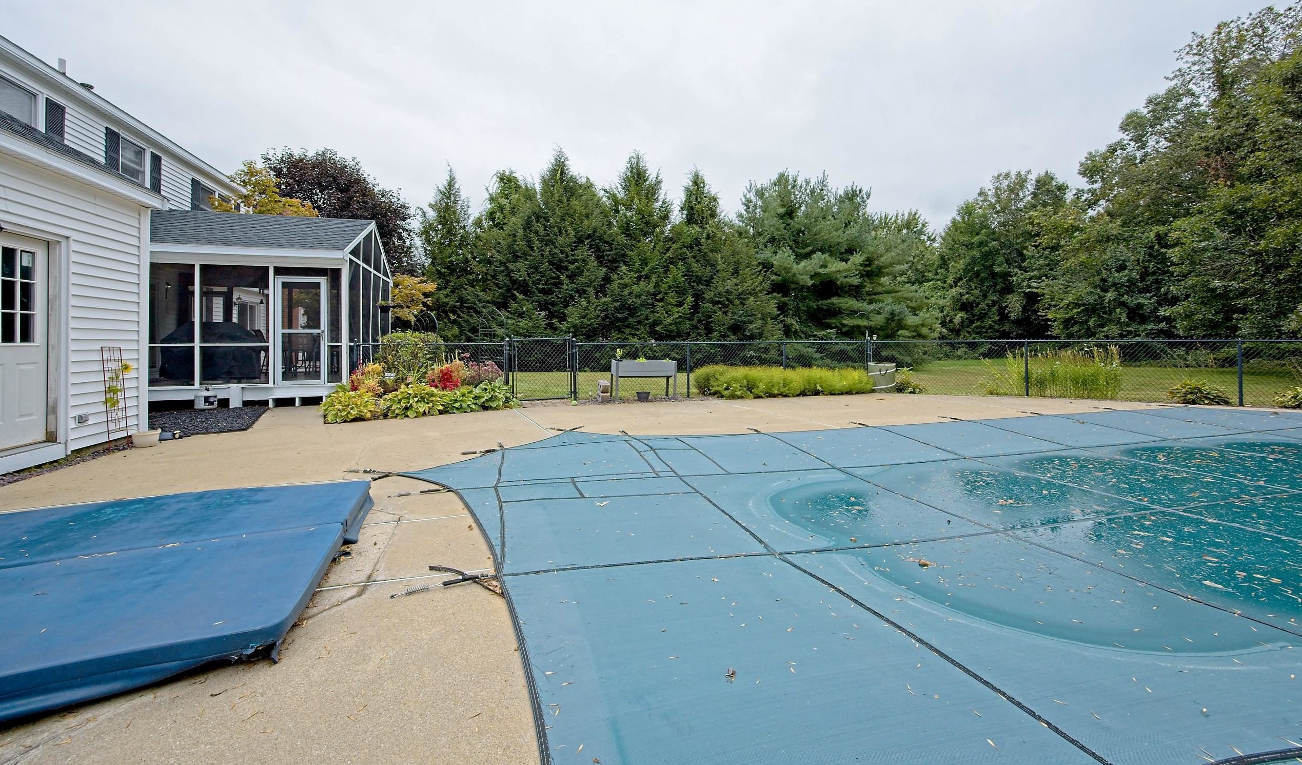 6 Waterview Cir, Hudson NH 03052-8046 exterior