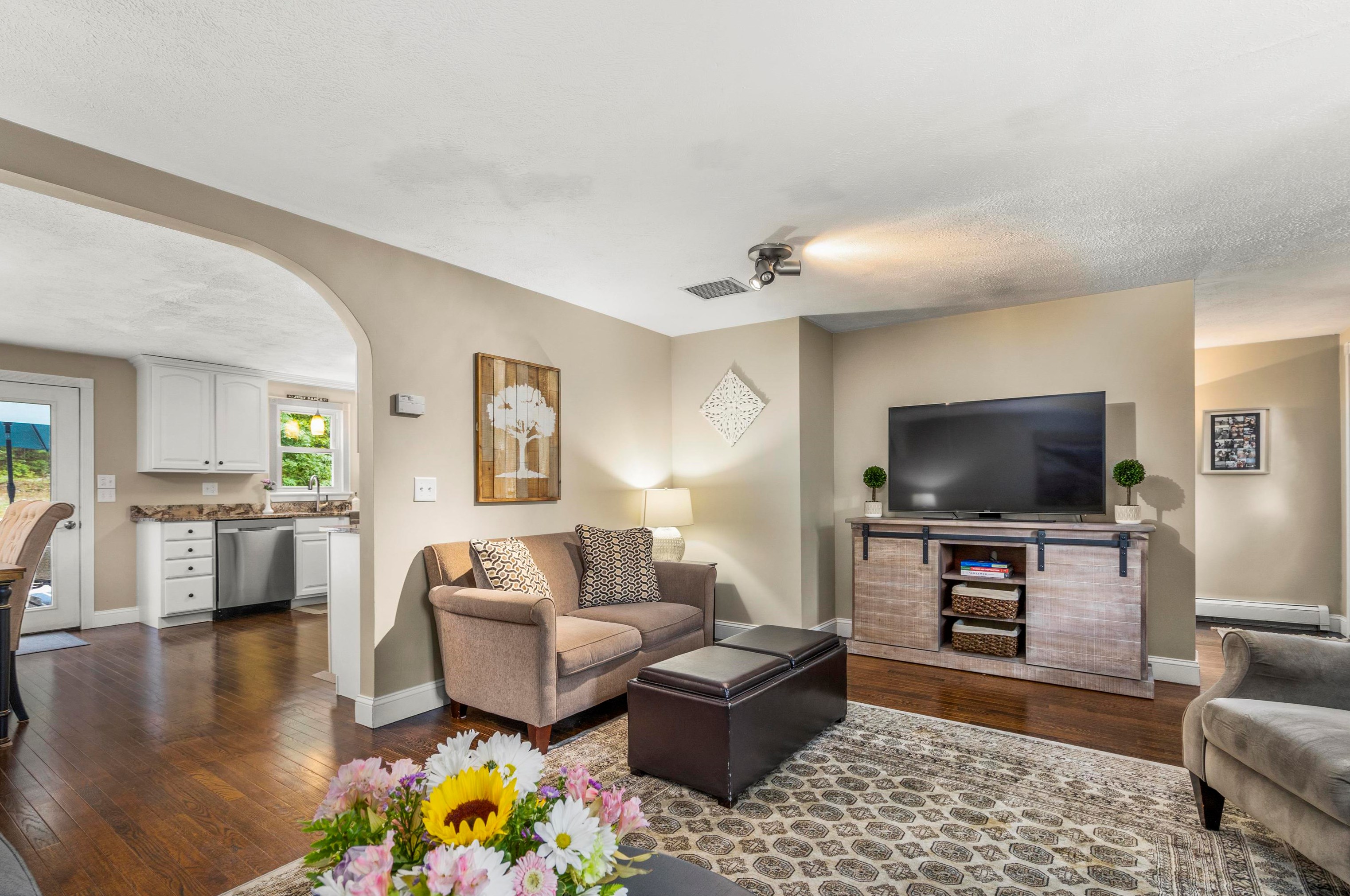 53 Ledge Rd, Hudson NH  03051-3723 exterior