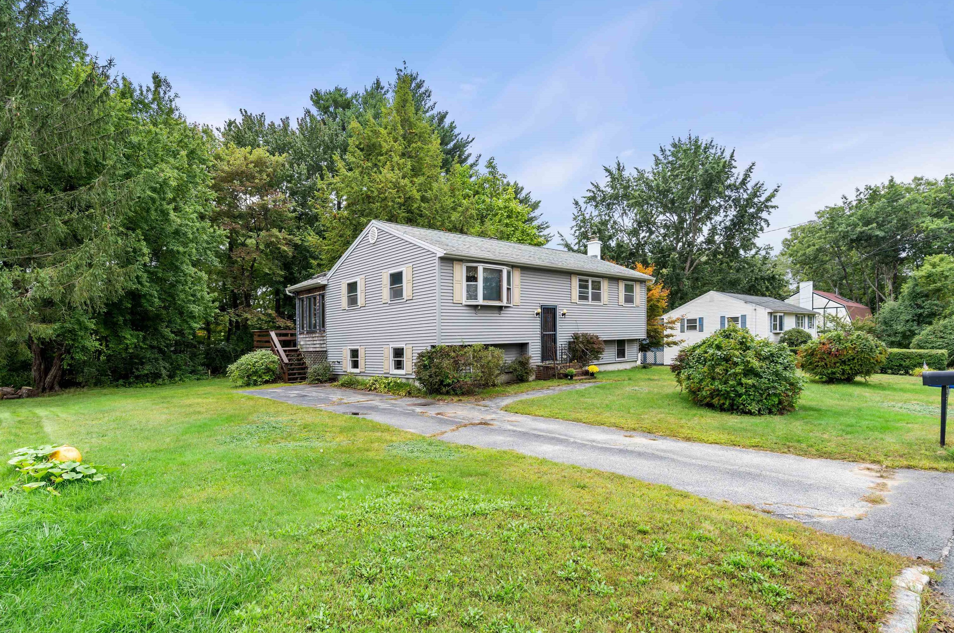 115 Lakeside Dr, Manchester NH 03104-5801 exterior