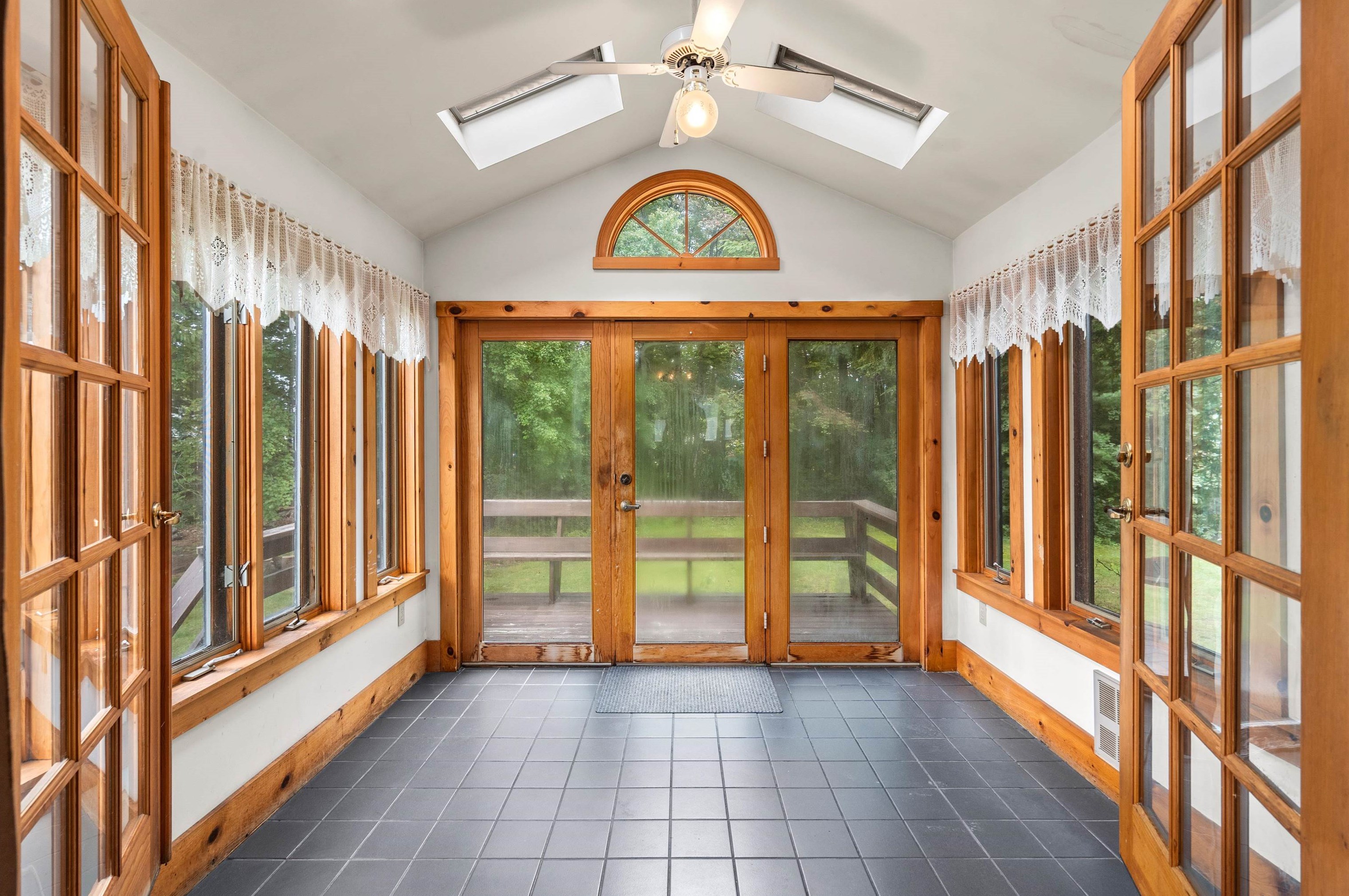 115 Lakeside Dr, Manchester NH 03104-5801 exterior