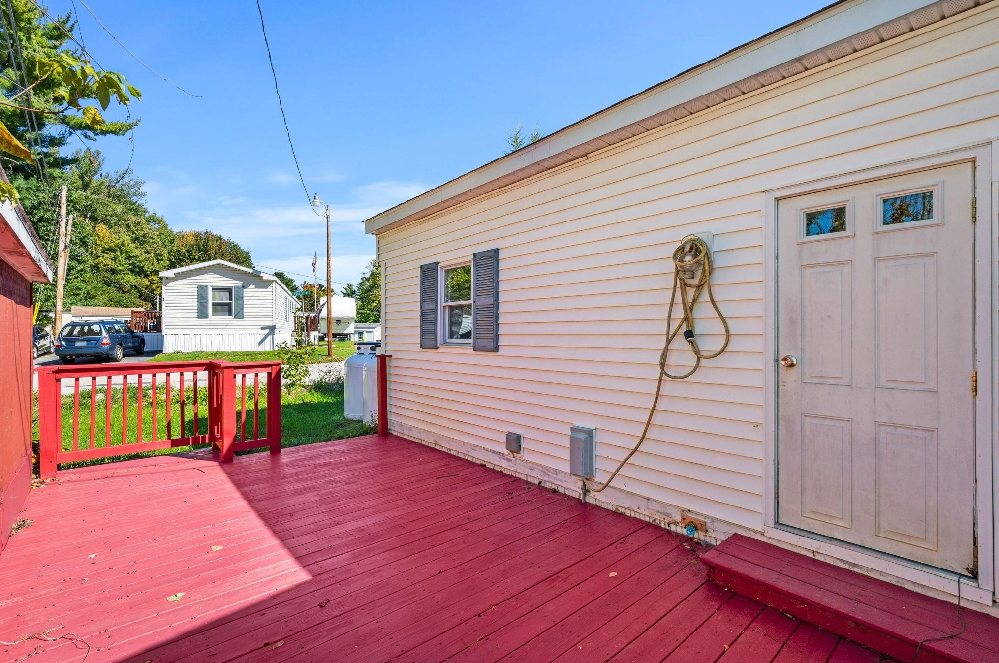 18 Mobile Dr, Hudson NH  03051-3909 exterior