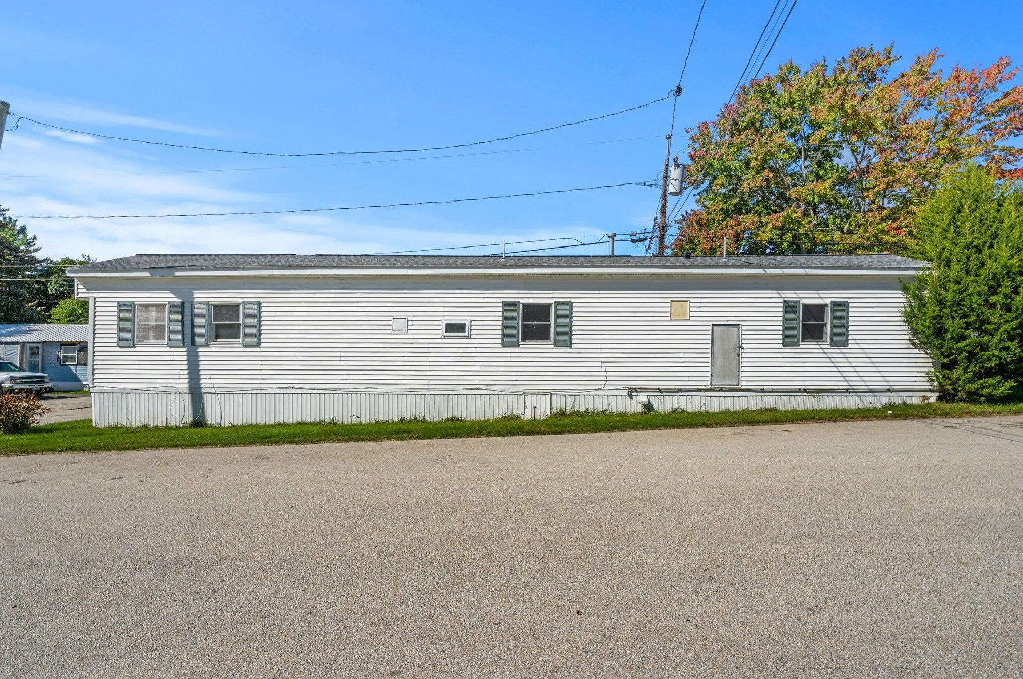 18 Mobile Dr, Hudson NH  03051-3979 exterior